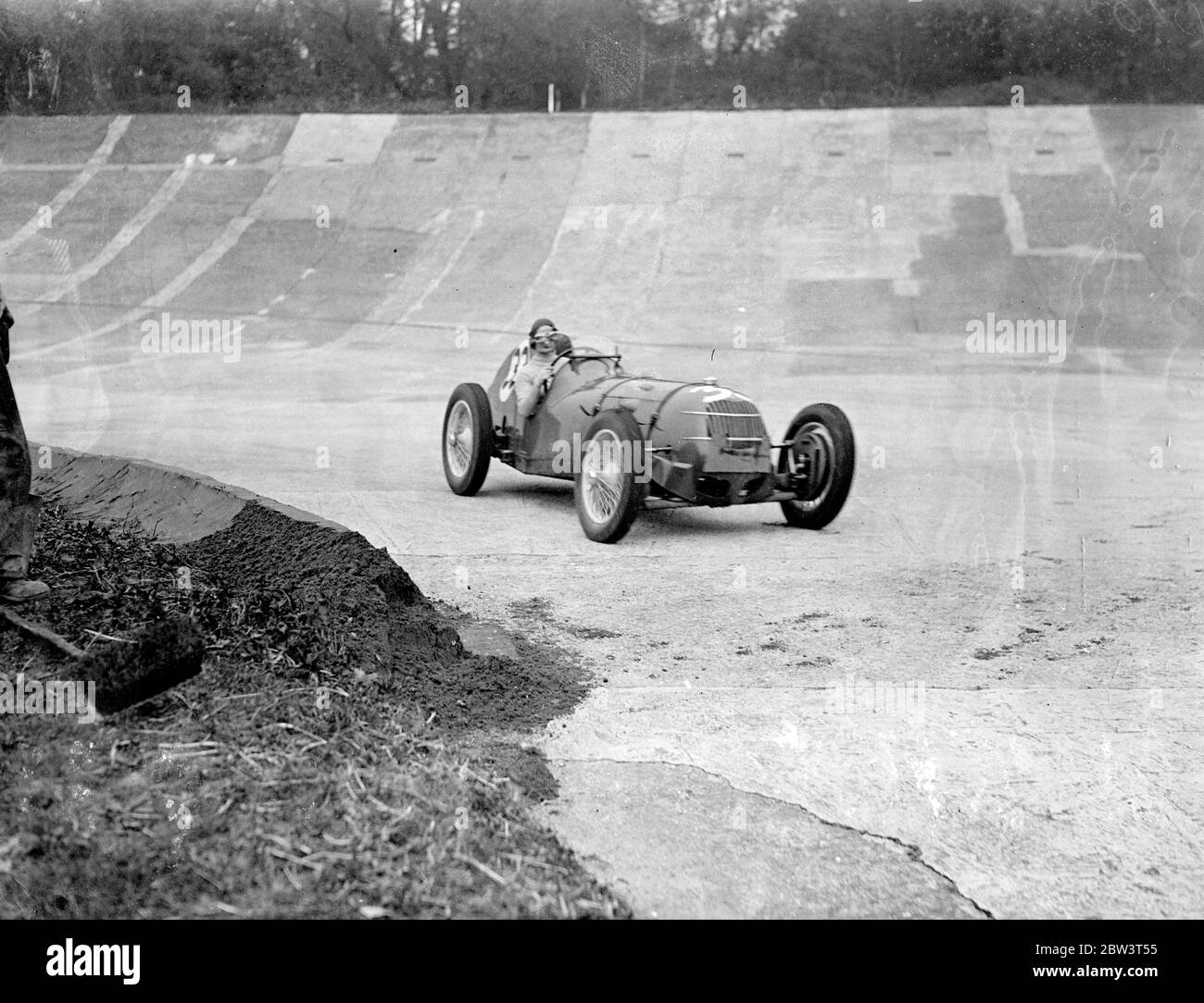 Mme Wisdom pratiques à Brooklands . Préparatifs pour la course internationale de trophées . Les pilotes ont préparé à Brooklands course piste pour le grand trophée international une vent qui se tiendra demain ( samedi ) . Photos , Mme Wisden, qui fait un pas sur la piste de Brooklands dans son Riley pendant la pratique . 1er mai 1936 Banque D'Images