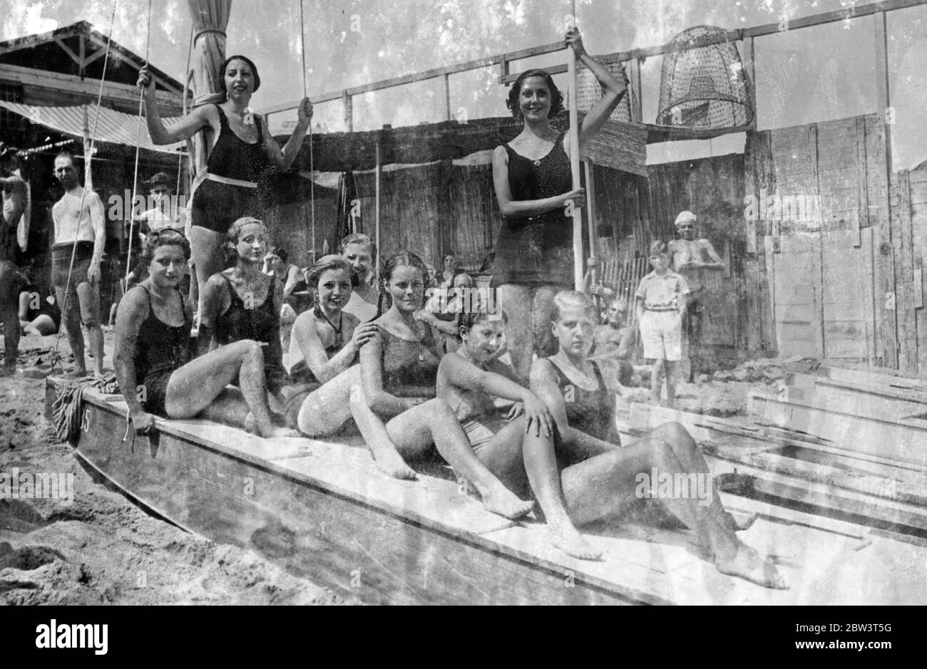 Fille espagnole en costume aquatique , Barcelone . 26 mai 1936 Banque D'Images