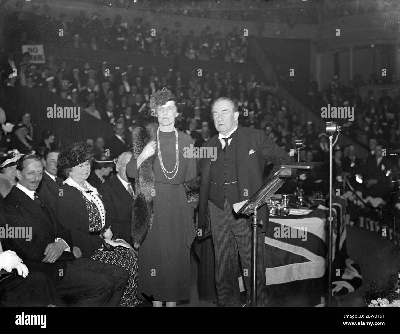 M. Baldwin s'adresse à la réunion de masse des femmes à Albert Hall . M. Stanley Baldwin , Premier ministre , a pris la parole lors d'une réunion de masse à l'Albert Hall dans le cadre de la seizième conférence annuelle de l' ' Organisation des femmes du Parti conservateur ' . Lady Hillingdon , Présidente du Comité consultatif des femmes centrales , a présidé . Séances photo , M. Stanley Baldwin avec Lady Hillingdon , le président , et Mme Baldwin ( à gauche ) à la réunion . 14 mai 1936 Banque D'Images