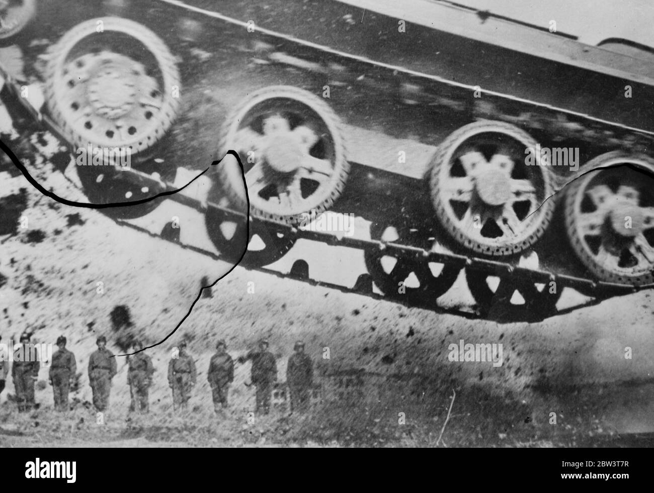 Chars en vol - les géants de l'acier de la Russie dans des exercices audacieux . La terre et les pierres ont été inondés des tracteurs de battage d'un réservoir comme il vole dans l'air . 24 octobre 1935 Banque D'Images