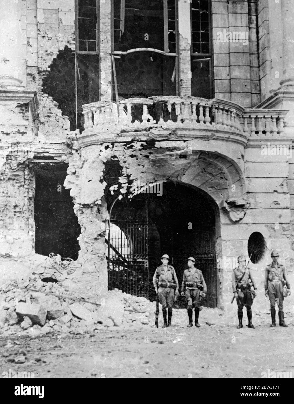 Casernes tournées à des pièces par feu de carapace à Rio de Janeiro combats . Des troupes loyales sur la garde à l'extérieur du quartier général ruiné du 3e Régiment d'infanterie à Rio de Janeiro . 12 décembre 1935 Banque D'Images