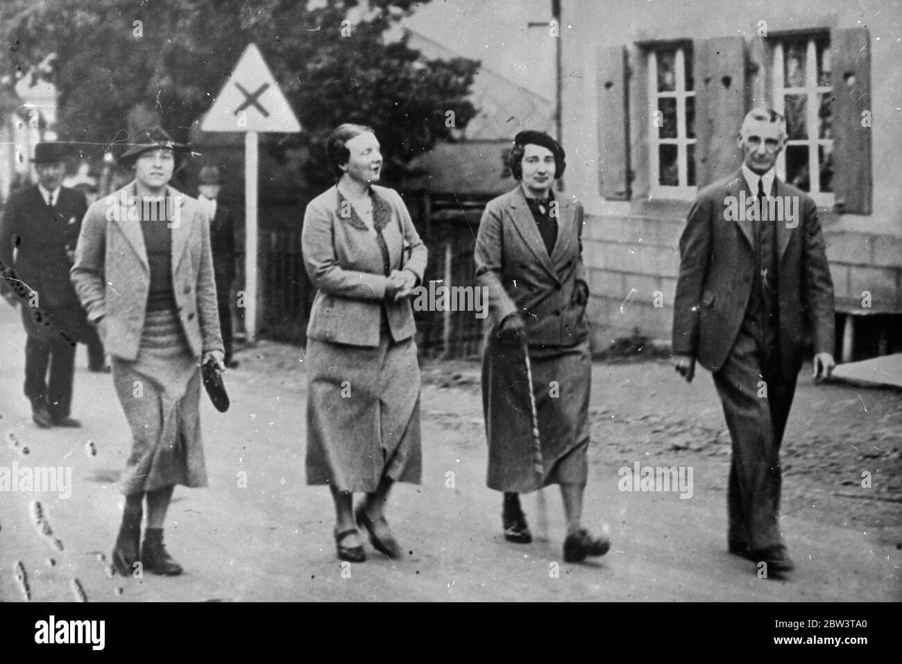 Princesse Juliana en vacances en France . Accompagnant sa mère , la reine Wilhelmine , la princesse Juliana de Hollande passe des vacances en Alsace , France . La princesse Juliana passe beaucoup de son temps à explorer à pied de nombreux villages pittoresques de la province . Photos , la princesse Juliana de Hollande se présente lors d'une balade avec des amis pendant ses vacances en Alsace . 26 juillet 1936 Banque D'Images
