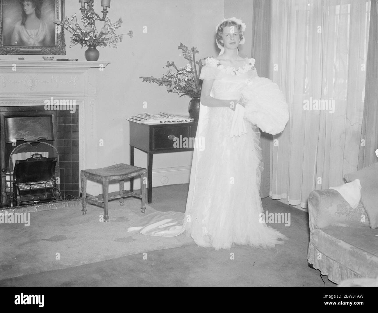 Mlle Florence Candler Cobb photographiée dans sa robe de cour avant de partir pour Buckingham Palace . 26 juin 1935 Banque D'Images