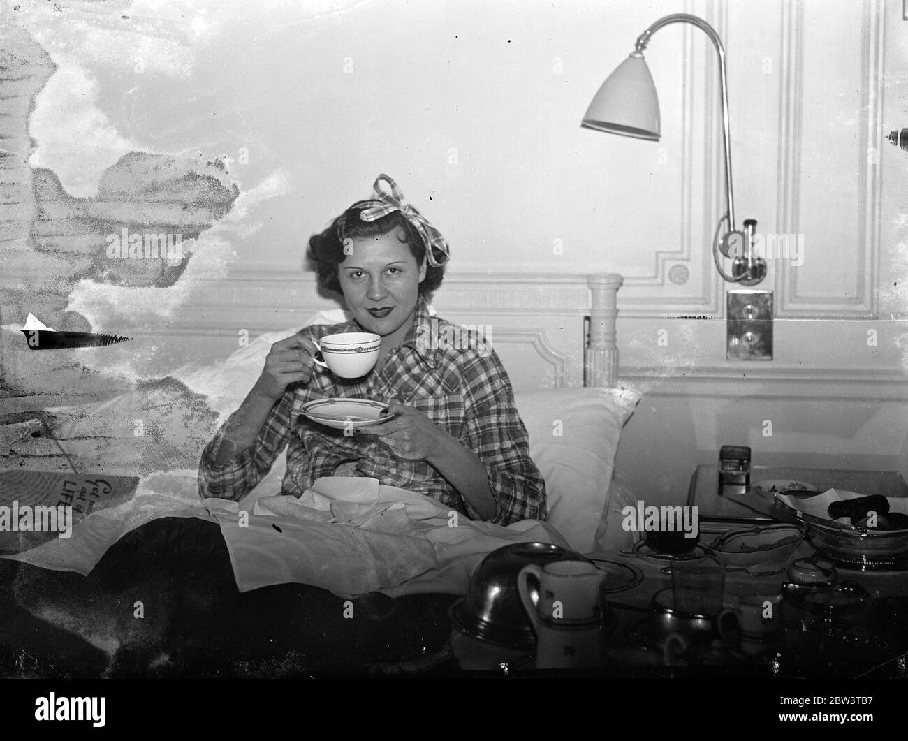 L'ancienne femme de Charles Chaplin se rend à une arrivée tardive à Londres. Lita Gray Chaplin , ancienne femme de Charles Chaplin , comédien du film , s'est reposée à son hôtel de Londres après être arrivée d'Amérique à minuit au bout d'un passage à niveau difficile . Elle dit qu'elle est venue en Angleterre pour travailler pour ne pas se marier . Photos spectacles , Lita Gray Chaplin breakfasting dans son lit à son hôtel de Londres . 2 décembre 1935 Banque D'Images