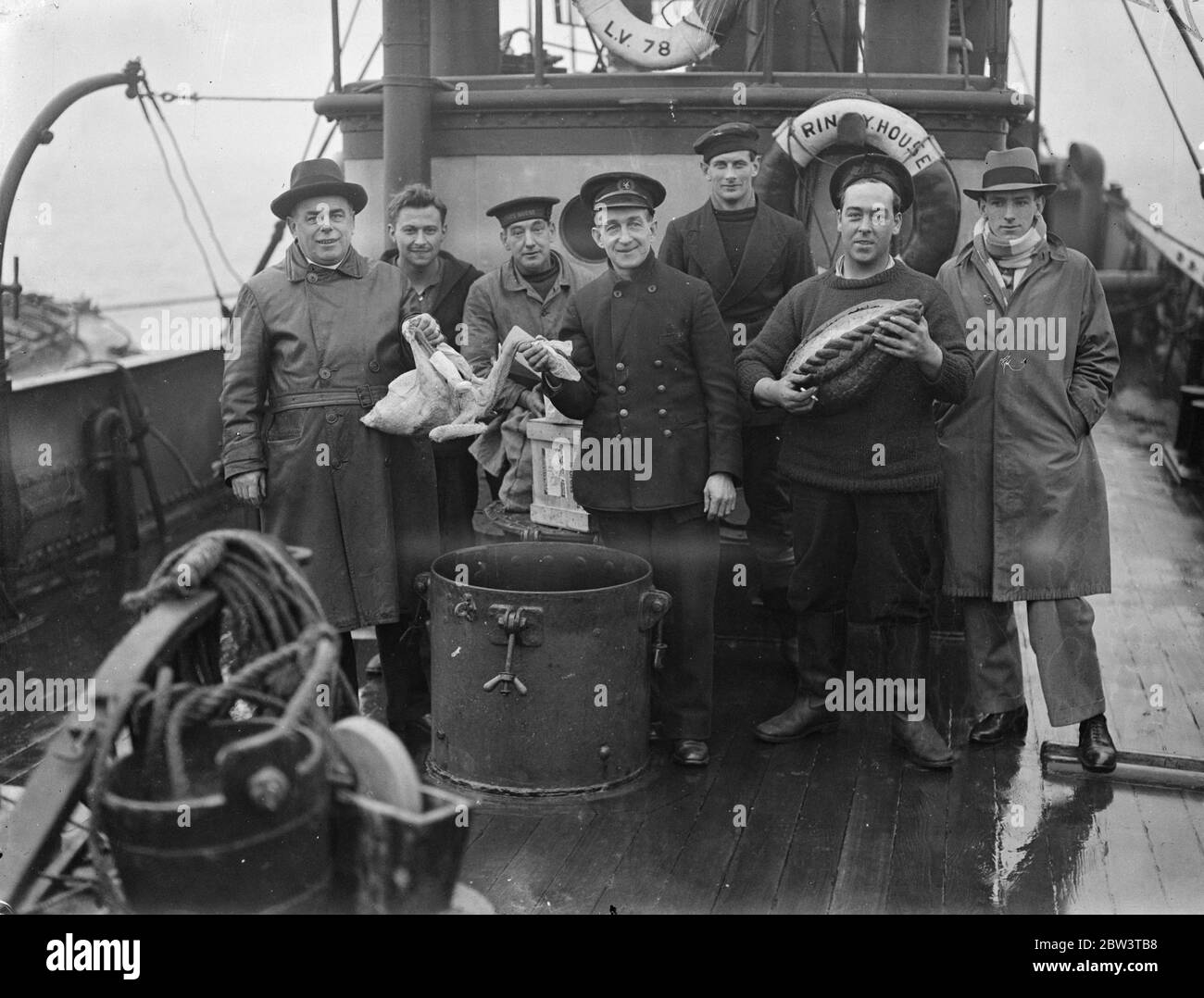 Les équipages de navires de lumière reçoivent des cadeaux de Noël de Vicaire de Tilbury . L'équipage du vaisseau lumineux la souris avec le Vicaire de Tilbury , le Vicaire de Tilbury , après avoir reçu leurs cadeaux . 18 décembre 1935 Banque D'Images