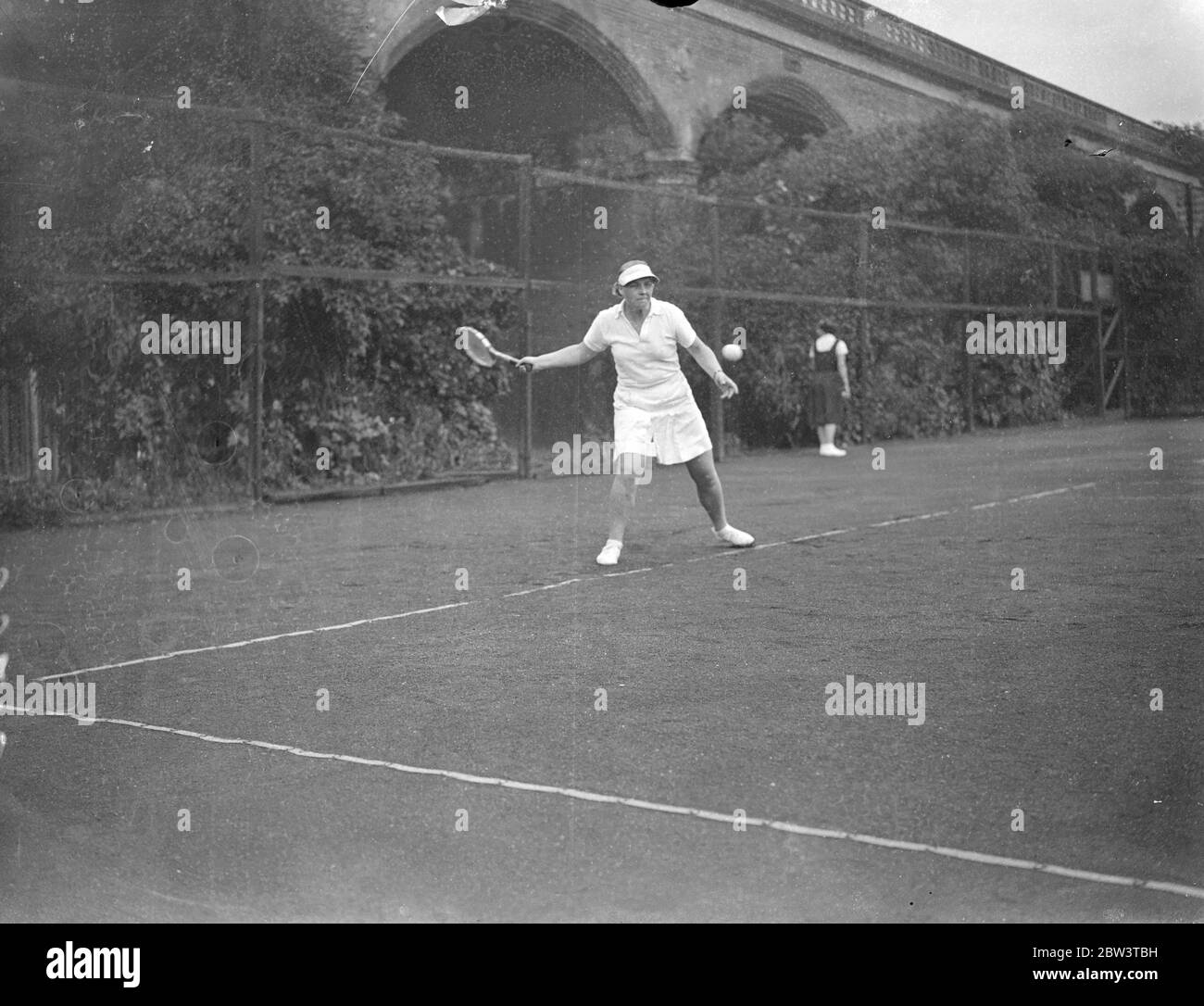 Demi-finales de tennis de star au club de tennis de pelouse de Dulwich . Mlle R Beech , semi-finaliste au Star tennis Tournament , en demi-finale au Dulwich tennis Lawn club . 25 juillet 1936 Banque D'Images