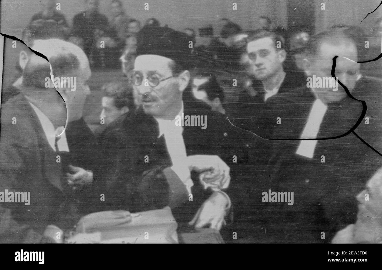 Les accusés croates déclarent une grève silencieuse contre de nouveaux avocats de la défense . Maitre Saudino ( centre ) confie avec d'autres avocats en cour à Aix en Provence . 21 novembre 1935 Banque D'Images