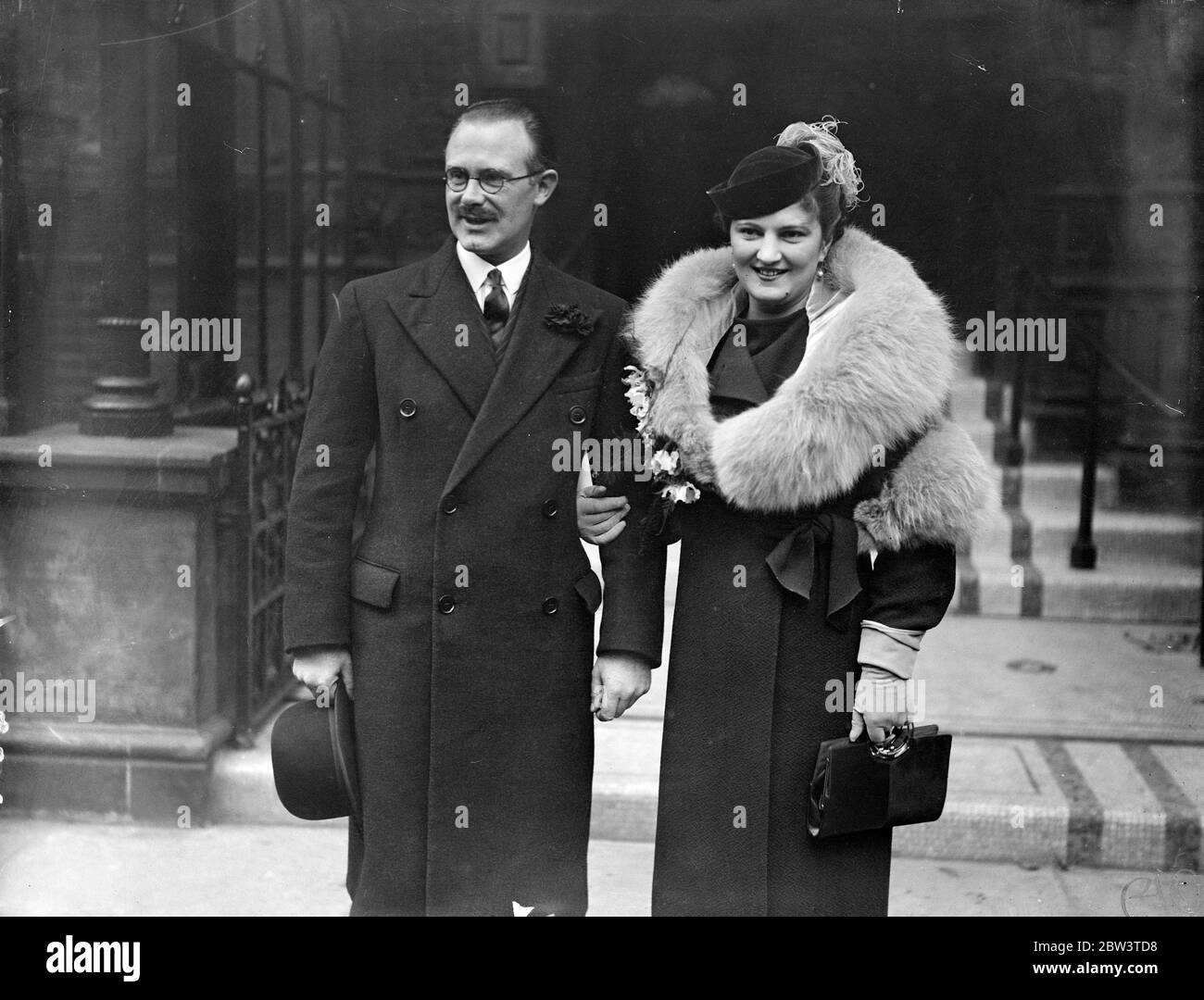 Le capitaine Dudley porter déversera Miss Weenie McLaren au bureau de la caisse de Caxton Hall , Londres . 23 novembre 1935 Banque D'Images
