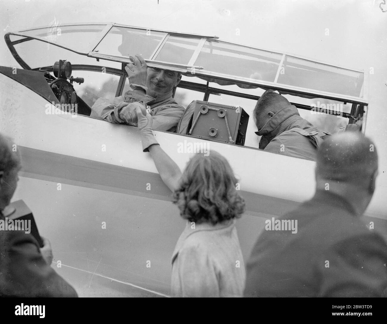M. Campbell Black se prépare dans leur de Havilland DH.88 Comet appelé Boomerang ( G-ADEF ) construit pour Cyril Nicholson, et piloté par Tom Campbell Black et J.C. McArthur s'est associé dans une tentative sur le record de Londres-Cape Town . Photos de Campbell Black et J McCarthur , au début de la Grande-Bretagne à Capetown et retour de vol de Hatfield . 21 septembre 1935 Banque D'Images