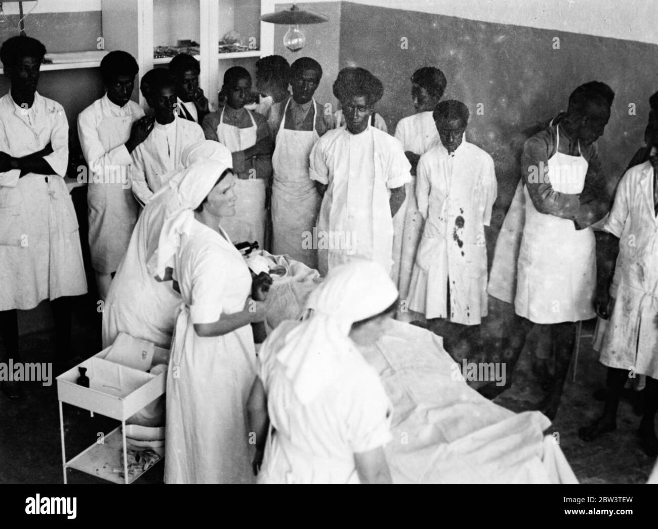 Opération d'urgence d'une victime de bombardement à l'hôpital de la Croix-Rouge de Harar . Ces photos , faites par un photographe du personnel et emmenées à Londres par avion , montrent une partie impromptue , mais peu connue de la guerre en Abyssinia , les services de la Croix-Rouge , établis principalement par des travailleurs volontaires et continués sous des difficultés énormes . Ces photos ont été faites à l'hôpital de la Croix-Rouge à Harar , ville principale du Sud où des soldats Abyssiniens blessés dans les combats acharnés sur le front sud sont fréquentées par des médecins de la Mission suédoise . Photos montre , une opération d'urgence sur une Abyssinie Banque D'Images