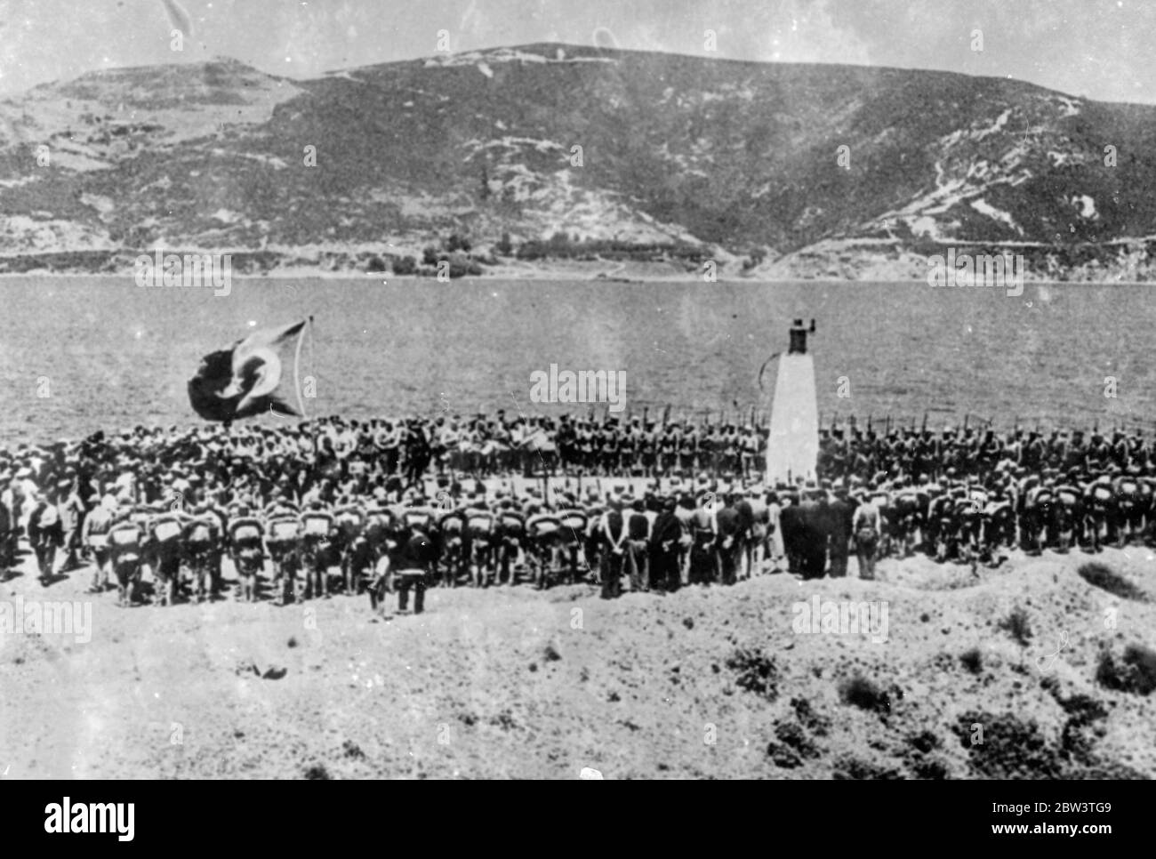 La Turquie recoccopie les Dardanelles . Menés par des groupes massés et suivis par des foules enthousiastes , des milliers de troupes turques ont marché une fois de plus dans la Dardenelle , réoccupant les zones interdites après la Grande Guerre , suite à la signature du Pacte de Montreux à Montreux , en Suisse . Entre 30 , 000 et 40 , 000 soldats ont marché dans la zone remilitarisée , réoccupant les forts de l'époque de la guerre . Expositions de photos , troupes massées sous le drapeau turc sur les rives du détroit pendant la réoccupation des Dardenelles . 26 juillet 1936 Banque D'Images