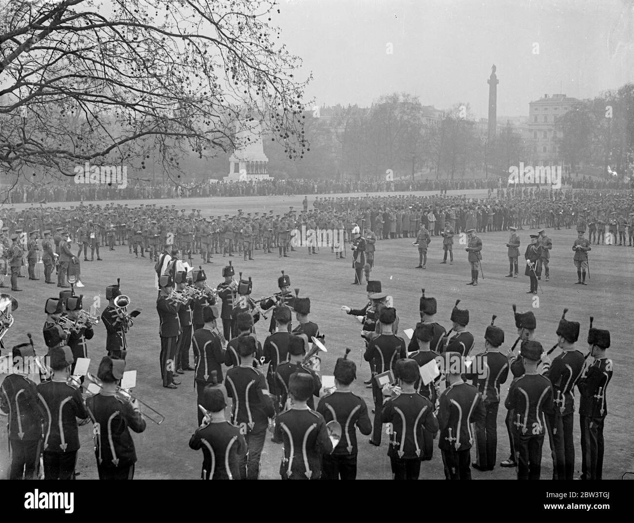 Service de tambour de l'Artillerie royale sur les gardes à cheval . Sept Brigades de l'Artillerie royale régulière et territoriale , ont participé au service de tambour de cérémonie de l'Artillerie royale aux gardes du cheval , avant un défilé à Hyde Park . Les bandes de l'Artillerie royale de Woolwich et Portsmouth ont participé au service et à la marche , qui a été conçu pour aider au recrutement dans les branches régulières et territoriales de la R A. La photo montre une vue générale du service de tête de tambour de l'Artillerie royale aux gardes du cheval . 3 mai 1936 . Banque D'Images