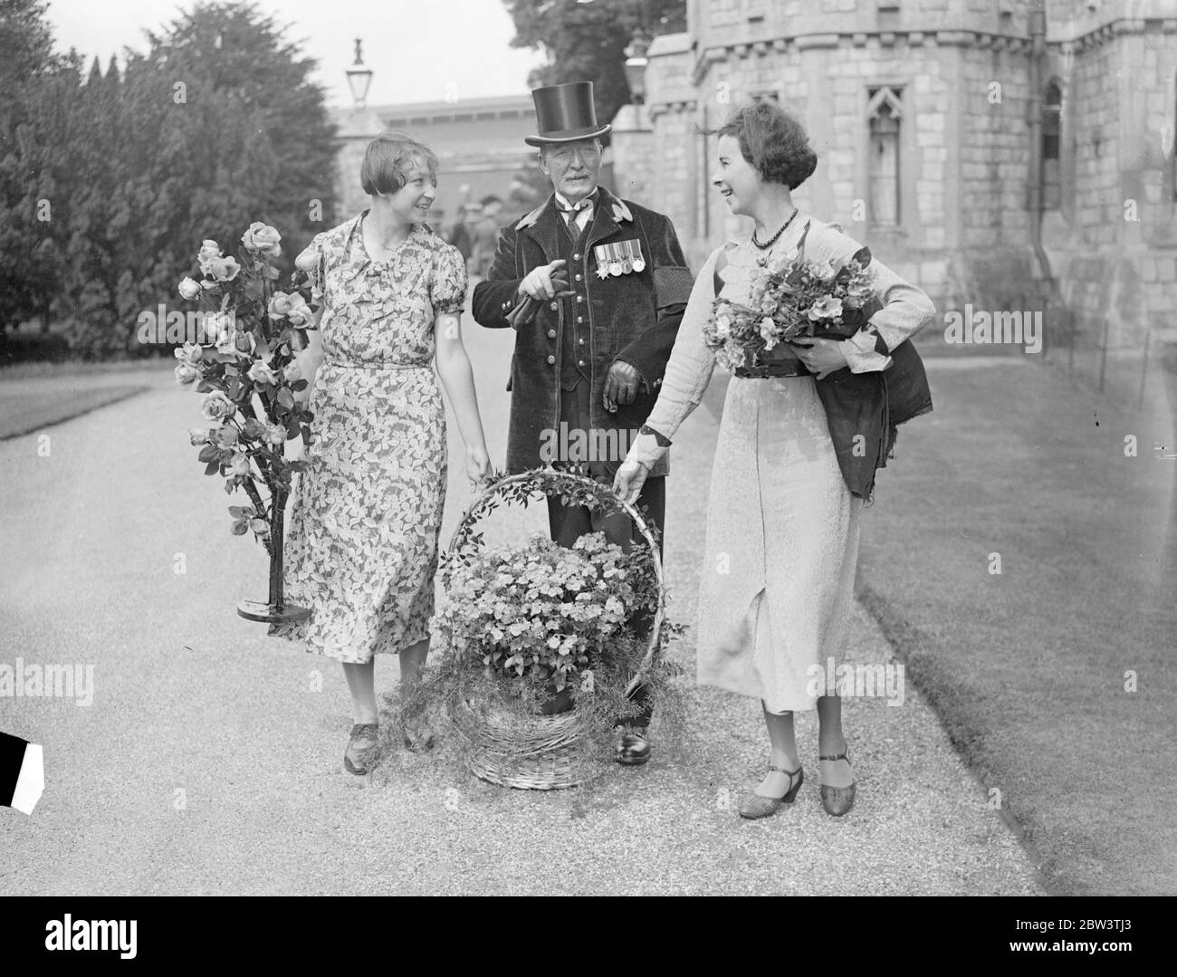 Gardien de pavillon du roi qui fabrique 64 sortes de vin au spectacle floral du château de Windsor , terrain privé ouvert au public . Avec la permission du Roi , la partie entièrement privée du parc du Château de Windsor a été utilisée pour la 42e exposition annuelle de roses et de fleurs de la Société agricole de Windsor , Eton et District . le Roi , un amateur enthousiaste gardner , est le patron de la société . C'est le seul jour de l'année où cette partie des motifs nous est ouverte au public . Le roi a donné une coupe de défi pour les pois doux . Photos , MR W G Hearn , gardien de pavillon au château de Windsor , et célèbre Banque D'Images