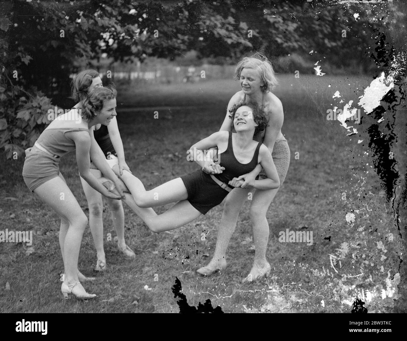 Musique de la rivière Sunny . Bien que les Londoniens aient manqué le soleil , les vacanciers du week-end le long des hauts tronçons de la rivière ont été plus chanceux . Les parties de rivière , la plupart des membres en maillots de bain , se prélasser au soleil ou ont tenu des réunions sportives impromptues au bord de la rivière . Photos : UNE fête de fin de semaine fraîche passe le dimanche après-midi ensoleillé avec des gramophones le long de la rive de la rivière entre Sunbury et Walton . 5 juillet 1936 Banque D'Images