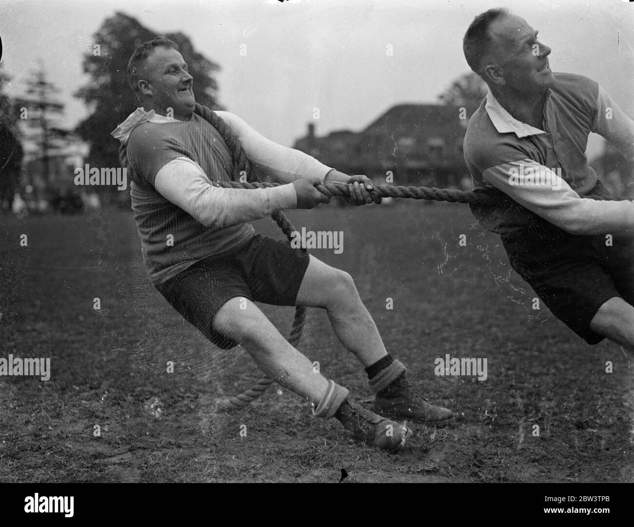 La police concurrence en championnat à Imber court . Les championnats de lutte et de cyclisme de la police métropolitaine ont eu lieu à Imber court . Photos montre , un gros point d'ancrage pour la police Edgware dans le remorqueur de la guerre , PC Sutherland , avait beaucoup de poids supplémentaire pour son équipe . 10 juin 1936 Banque D'Images