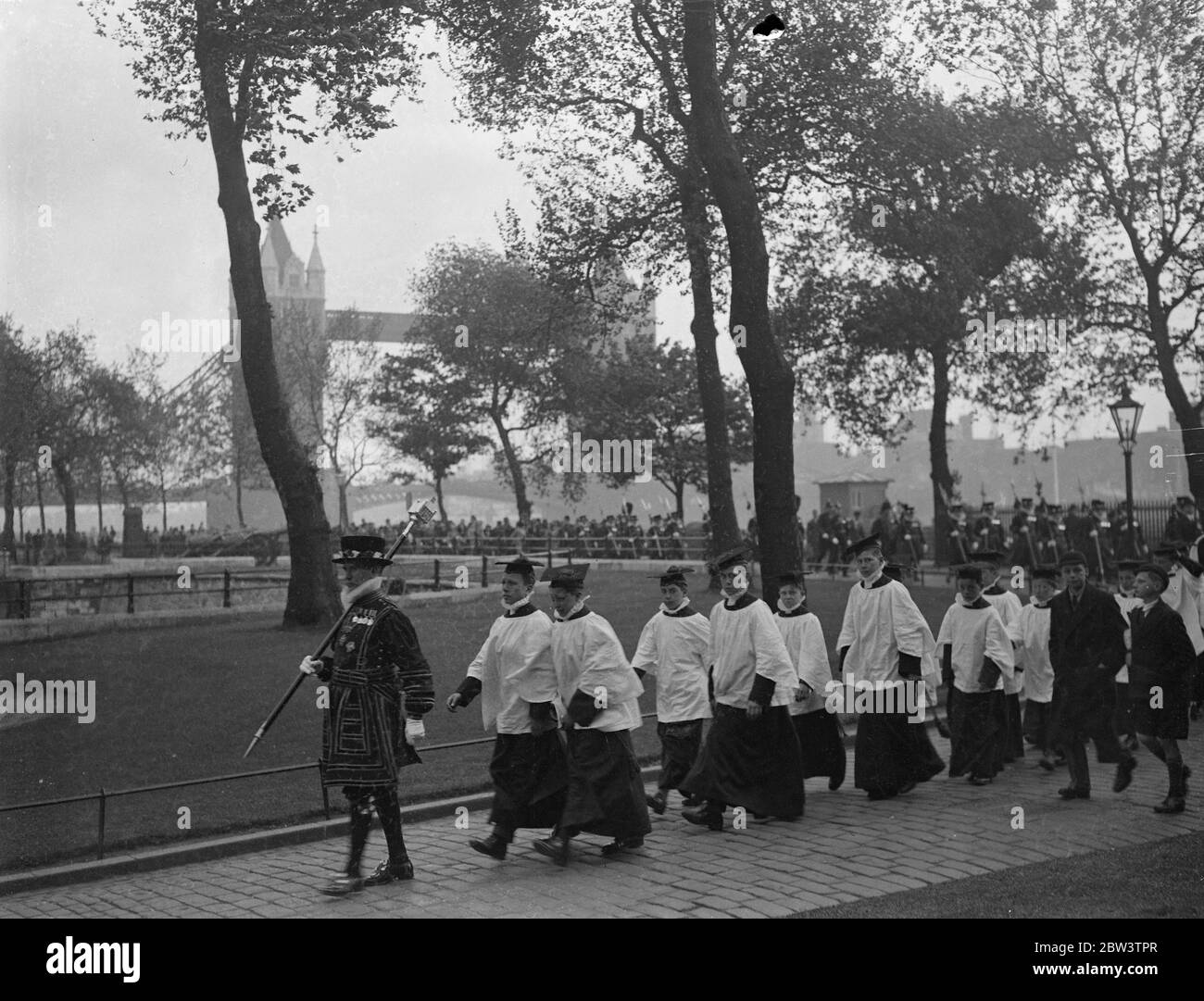 Battre les Bounds de la Tour de Londres pour la première fois en trois ans . Pour la première fois en trois ans , la Rogation - cérémonie de la marée de battre les Bounds a été effectuée à la Tour de Londres . Le chef de la garde a mené la procession hors des Précincts de la Tour sur une perambulation des limites de la Tour des libertés . Choirboy le suivait , et après eux les enfants qui vivent dans la tour portant des baguettes de saule pelées et après eux encore les gardes de la Tour dans leurs uniformes Tudor . Il y a 31 repères de la Tour et chacun a été écrasé par les garçons avec des baguettes de saule . Le coupe Banque D'Images