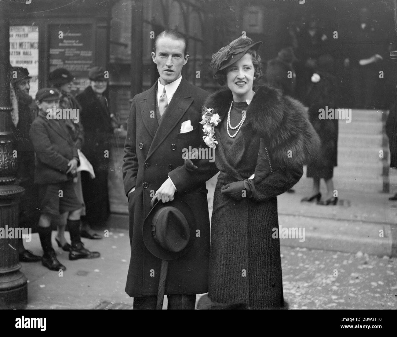 L'héritier de Duke s'est marié à la fille du sculpteur américain au bureau de registre de Caxton Hall , Londres . M. Ian Campbell épouse Mme Louise Vonneck . 23 novembre 1935 Banque D'Images