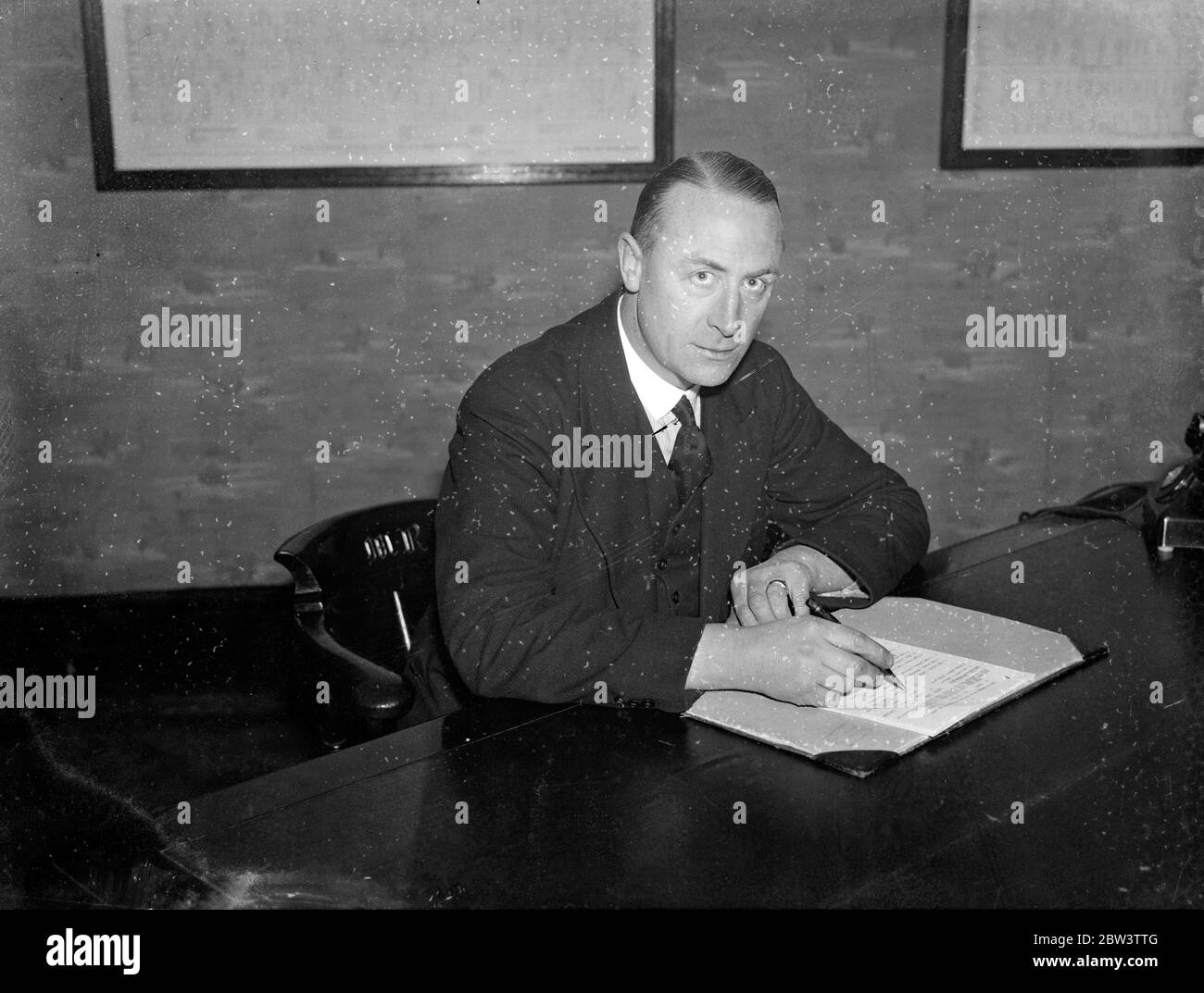 De la commis junior au maître de gare. Ancien inspecteur du personnel d'Euston nommé à St Pancras . Il y a trente ans, un commis junior dans le département des marchandises de l'ancien chemin de fer nord-ouest de Londres, M. J B Dunkley a été nommé Stationmaster à St Pancras Staion , Londres . M. Dunkley , qui a 44 ans , a commencé à travailler à l'âge de 14 ans et, lors de la fusion des chemins de fer en 1924 , il a été nommé siège social à un poste similaire chez Euston . Photos , le stationmaster J B Dunkley ( à droite ) étant félicité par l'inspecteur de poste je MANQUE de sa nomination à St Pancras . 13 décembre 1 Banque D'Images