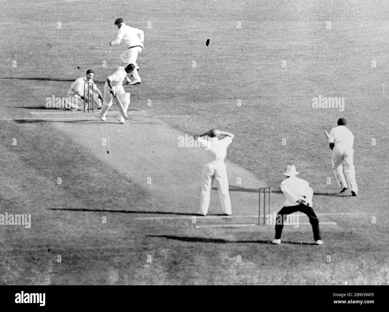 Smith de MCC offre une chance difficile à Melbourne match avec Victoria . Quin , gardien de cricket de Victoria , manque une chance difficile donnée par Smith , MCC , dans les premiers gains . Smith était en dehors de lbw au bowling de Gregory quand il avait marqué 24 . 23 décembre 1935 Banque D'Images