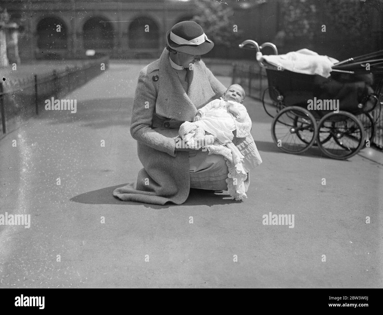 La reine Marie à être la Godmather . Fille de son Godchild . La reine Marie sera marraine de la fille de son filleul , Mme , âgée de sept semaines. Patrick Brunner , quand le bébé est baptisé dans la Chapelle Royale sous peu . Mme . Brunner , fille de M. . Richard Howlett , surintendant de l'armoire du roi George , a été marié à Chapel Royal au souhait exprès du roi , et maintenant sa fille doit être baptisée là . Avant son mariage Mme . Brunner , sous le nom d'Elaine Lettor , était bien - connu comme une danseuse à Londres et New York , lui a conseillé Povlove . Pho Banque D'Images