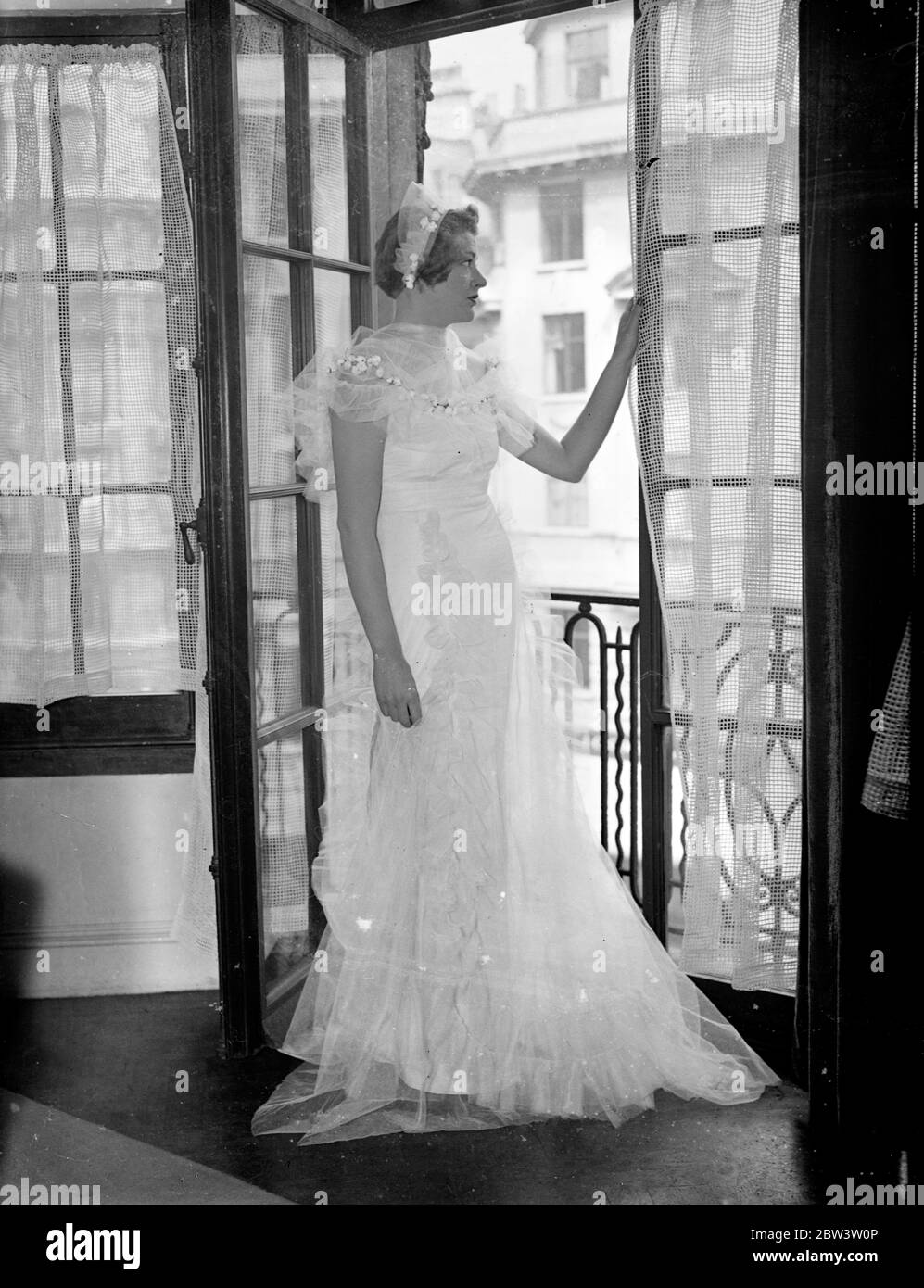 Fille du candidat présidentiel américain comme demidret au mariage de Londres . Mlle Baulah MacFadden , fille de M. Barnarr MacFadden , éditeur américain multimillionnaire qui espère être candidat à la présidence américaine , a été demoiselle d'honneur lors du mariage de Mlle Anita Cohen , fille de M. et de Mme Micheal Cohen de New York , Et M. Joel Fredman , avocat de la ville , à la synagogue West End , place Saint-Pétersbourg , Londres . Mme McFadden a commencé la vie comme un passionné de culture physique et une petite publication prônant la culture physique pour les garçons de tous âges s'est développée en un des plus grands Banque D'Images