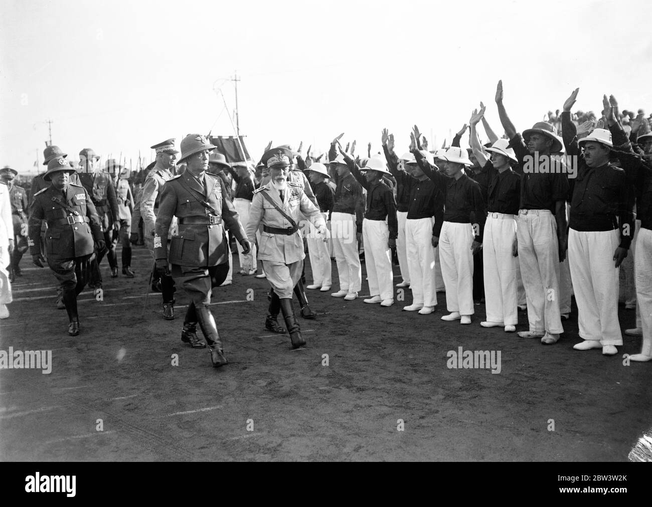 Badoglio prend le commandement italien de Bono . Le maréchal Badoglio (à gauche) et le maréchal de Bono marchant ensemble jusqu'au Palais du Gouverneur comme le saluent les fascistes . 6 décembre 1935 Banque D'Images