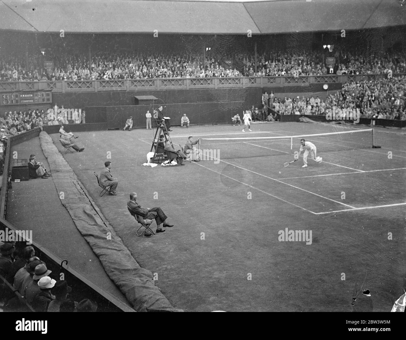 L'Angleterre remporte le premier match du Davis Cup Challenge Round . Austin défaites Crawford . Grande-Bretagne , vainqueurs de la coupe pendant trois ans , a remporté le premier match contre l'Australie , Qui n'a jamais réussi à remporter le trophée quand H W ( Bunny ) Austin a vaincu J Crawford 4 - 6 , 6 - 3 , 6 - 1 , 6-1 dans les premiers singles du Challenge Round de la coupe Davis à Wimbledon . Photos , UNE vue générale de la foule sur le court du Centre pendant le match entre Crawford et Austin . 25 juillet 1936 Banque D'Images