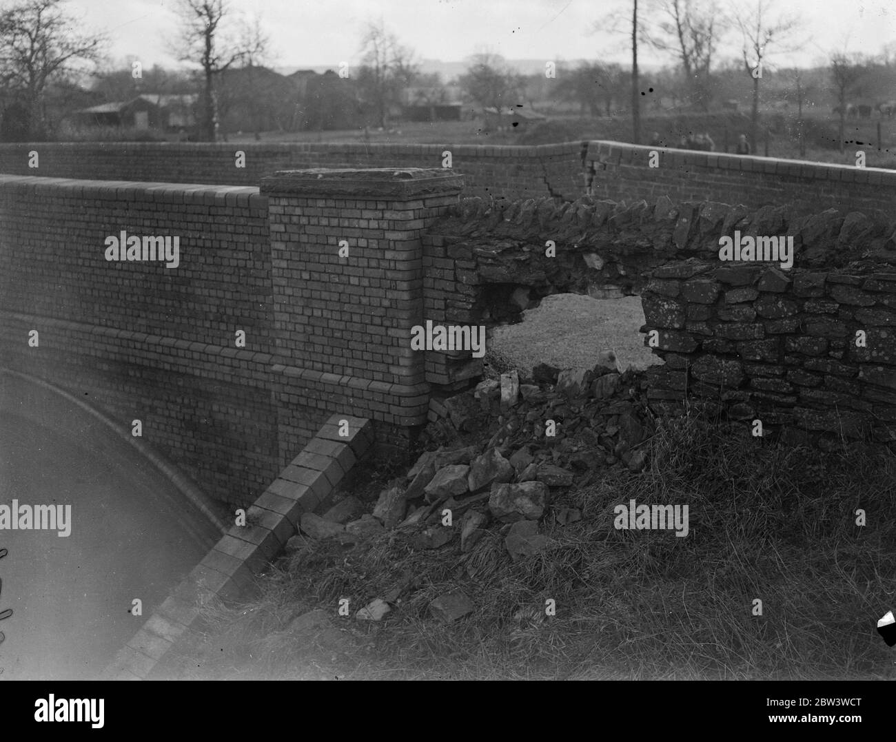 Pont routier s'effondre par de fortes pluies près de Devizes . Grandes fissures dans la chaussée . Un trou dans la brique du pont qui s'effondre . 2 janvier 1936 Banque D'Images