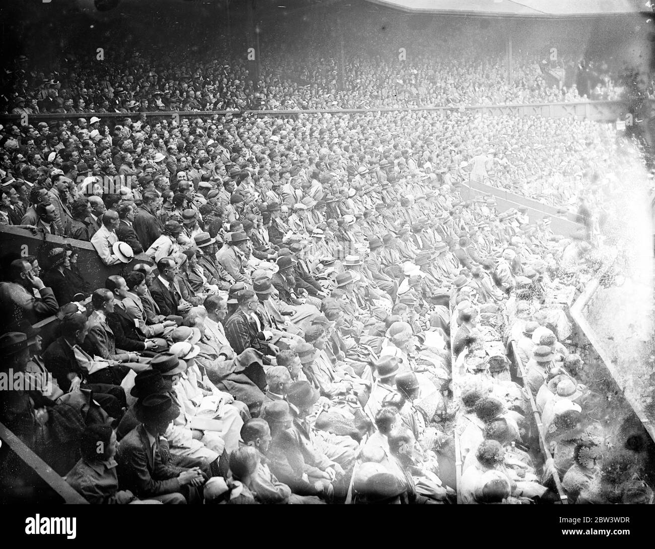L'Angleterre remporte le premier match du Davis Cup Challenge Round . Austin défaites Crawford . Grande-Bretagne , vainqueurs de la coupe pendant trois ans , a remporté le premier match contre l'Australie , Qui n'a jamais réussi à remporter le trophée quand H W ( Bunny ) Austin a vaincu J Crawford 4 - 6 , 6 - 3 , 6 - 1 , 6-1 dans les premiers singles du Challenge Round de la coupe Davis à Wimbledon . Photos , UNE vue générale de la foule sur le court du Centre pendant le match entre Crawford et Austin . 25 juillet 1936 Banque D'Images