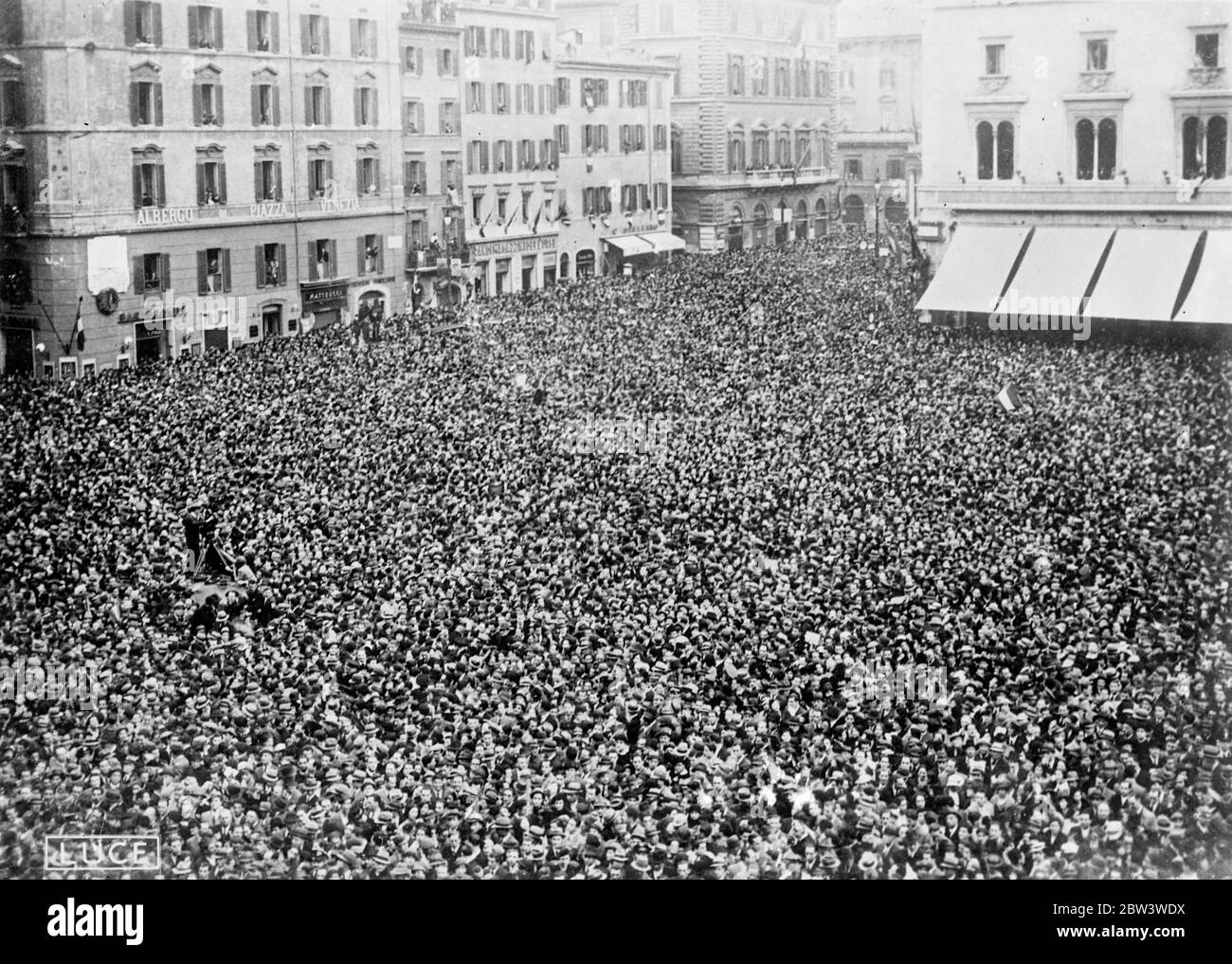 Rome devient sauvage alors que les multitudes célèbrent la naissance du nouvel empire . Les places principales de Rome se sont transformées en masses d'humanité pesantes et solides quand des centaines de milliers d'Italiens ont perdu toute retenue après que Mussolini avait proclamé le roi Victor Emmanuel comme empereur d'Abyssinie . Des millions d'Italie ont prévu de faire les célébrations les plus grandes depuis la fondation du régime fasciste . Des spectacles photo , une foule estimée à près d'un demi-million de personnes remplissant à sa plus grande capacité la Piazza Venezia où Mussolini a fait son annonce historique . 11 mai 1936 Banque D'Images