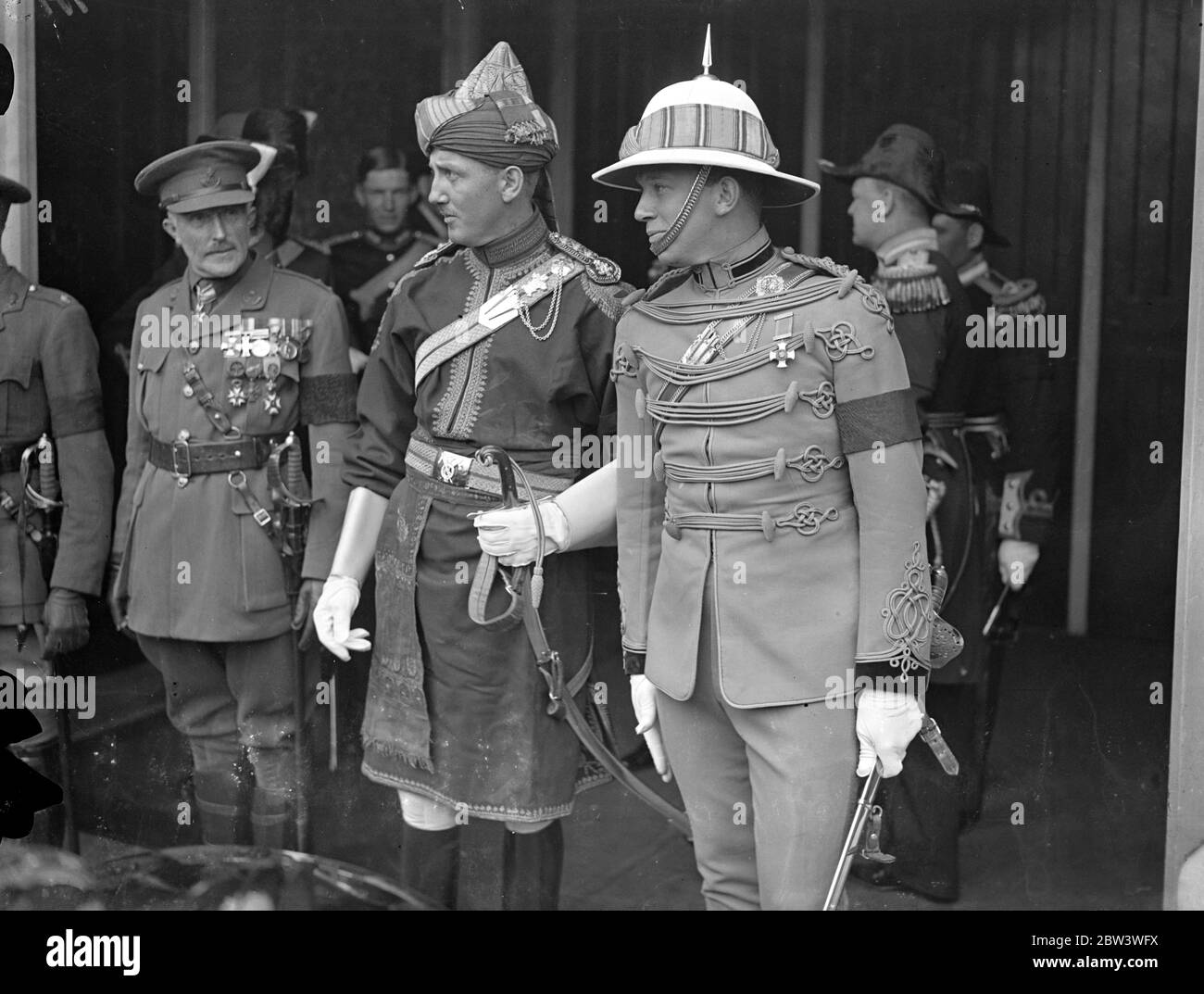 Officiers de l'armée indienne à Levee . Le roi Edward a tenu le deuxième lévee de son règne au Palais Saint-Jacques . Photos , Lieutenant G J Hamilton D SO , ( les Guides de l'Inde ) , à gauche , et Capitaine Arthur Goring Probuns de l'Inde quittant le Palais de St James . 26 mai 1936 Banque D'Images