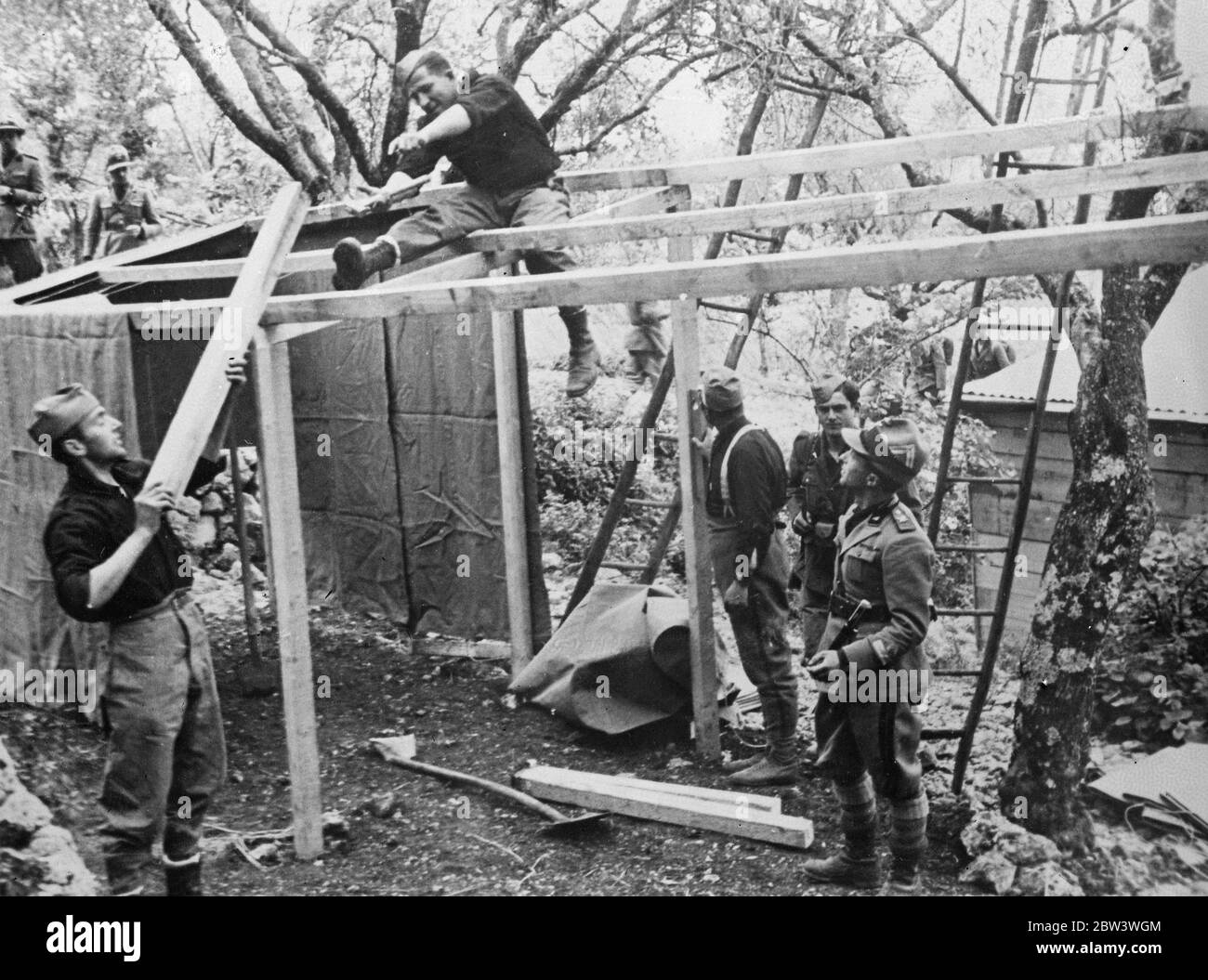 L'armée de l'Italie en Afrique de l'est . Blackshirt troupes érigeant des casernes en bois en Afrique de l'est . 11 août 1935 Banque D'Images
