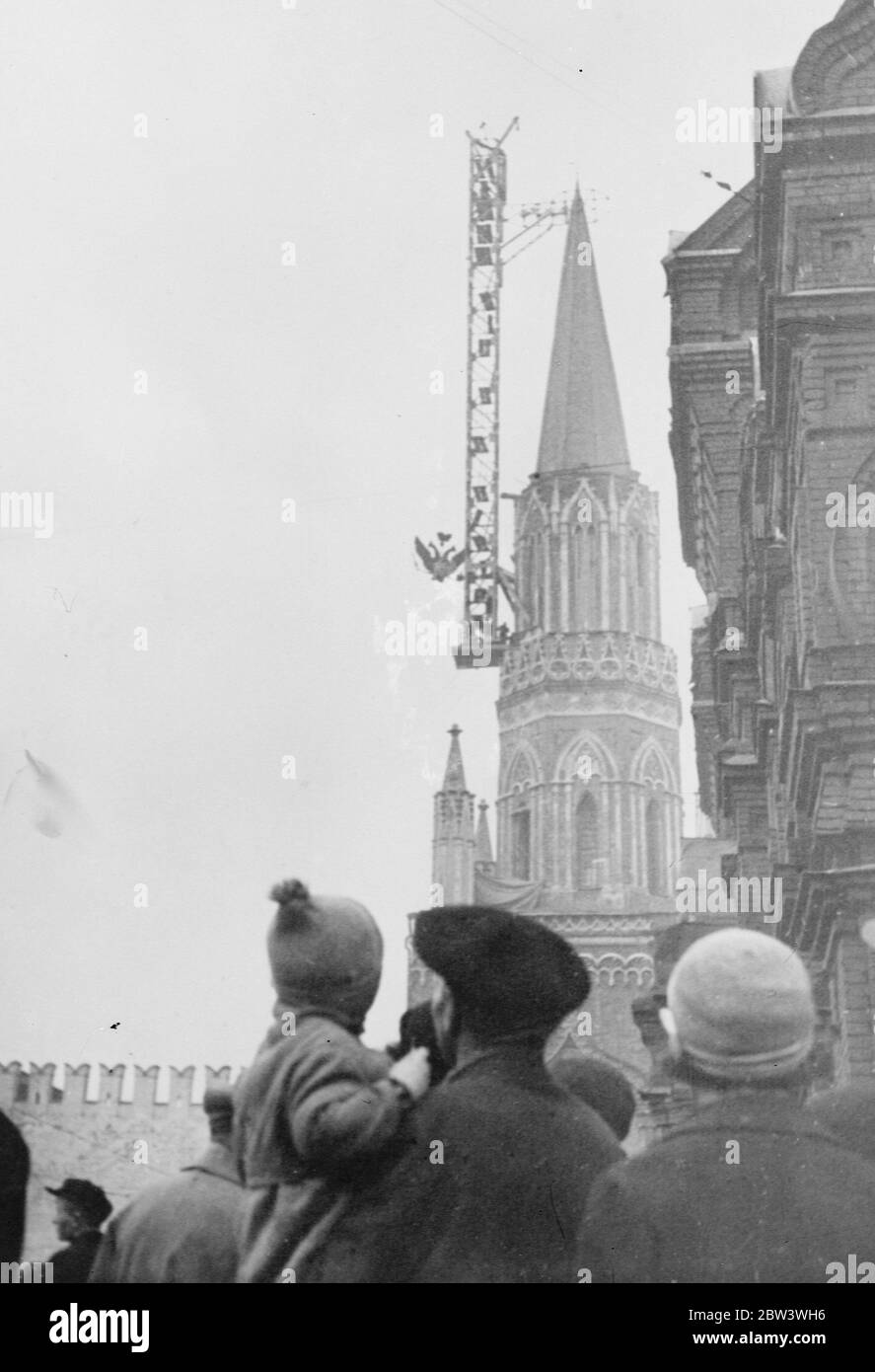 Les derniers symboles du tsarisme enlevés à Moscou . Le Kremlin perd ses deux aigles . Une foule de Moscou observe le retrait de l'aigle à deux têtes de la tour Nikolsky du Kremlin . 23 octobre 1935 Banque D'Images