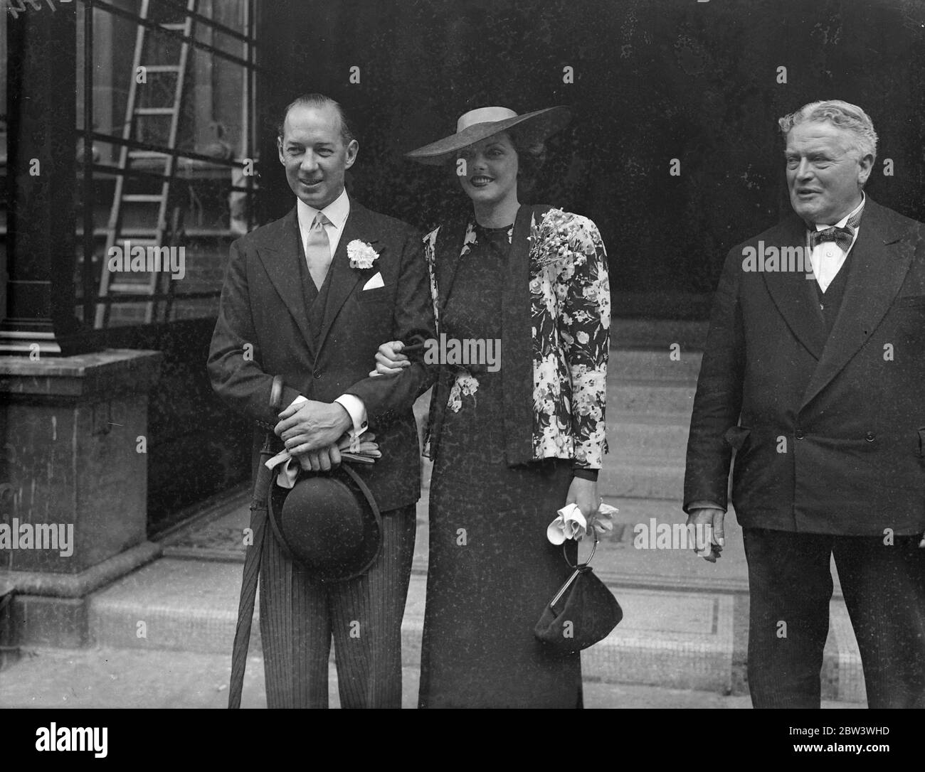 L'ancien champion de golf se déversera contre-la-scène au bureau de Londres . M. Thomas Arundale Bourn , ancien champion de golf amateur anglais , a été marié à Miss Naomi Waters , actrice de 24 ans , au bureau de la caisse de Caxton Hall , Londres . Mlle Waters a réservé secrètement un passage de l'Australie à l'Angleterre pour échapper à l'existence méchante d'une fille riche. Elle a eu une carrière romantique , ayant écrit un roman et des poèmes , diriger un établissement de couture et est apparu dans des films et caberet ainsi que sur la scène . Elle était auparavant mariée à Roland Gillett , l' acteur . M. Bourn , qui est né un Banque D'Images