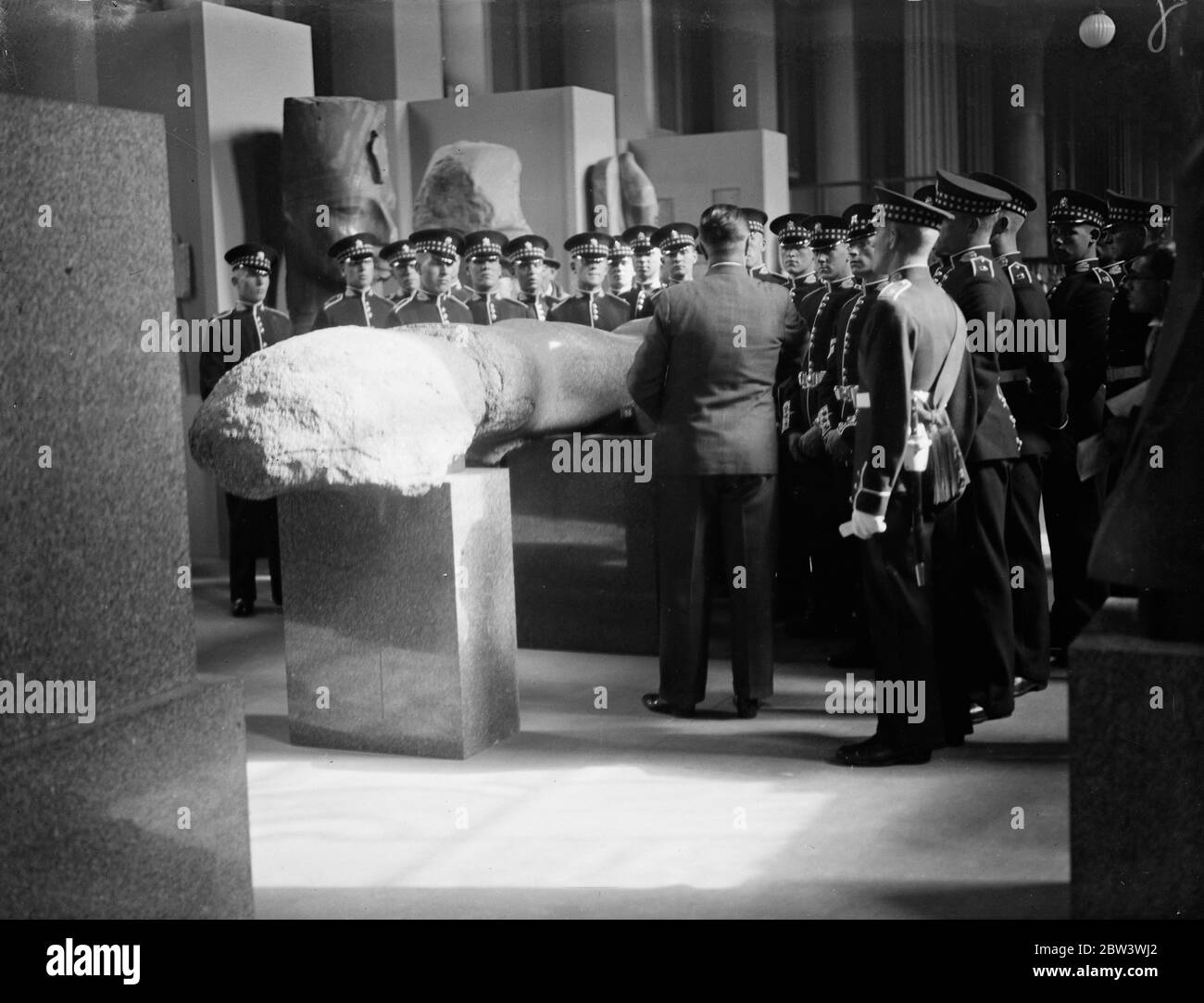 Scots Guards Apprenez l'Égypte ancienne au British Museam . Le premier bataillon des gardes écossais , qui se rendent en Égypte en novembre , se questionner pour la connaissance au muséam britannique . Septembre 1935 Banque D'Images