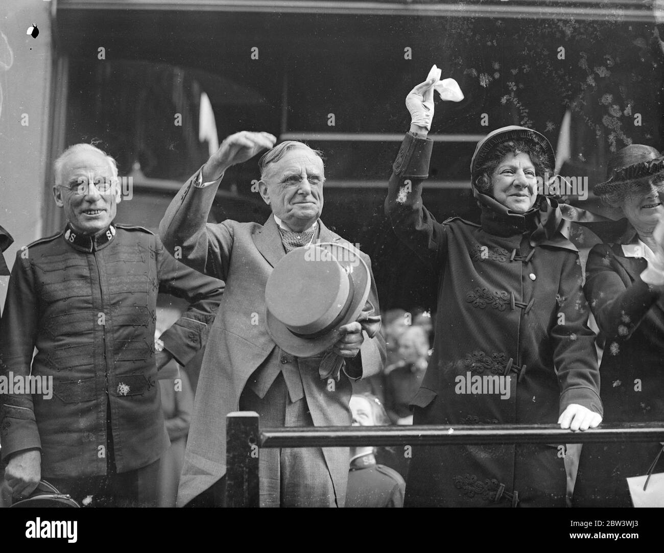 2,000 bidonvilles - habitants en 55 moteur - Coaches Pass Lord Mayor et le général Eva Booth . Cinquante - cinq autocars avec 500 mères et 1,500 enfants des bidonvilles de Londres à bord passe en revue devant le Lord Mayor of London , Sir Percy Vincent , et le général Evangeline Booth , chef de l'Armée du Salut , Qui étaient postés sur la plate-forme à l'extérieur du quartier général national de l'Armée du Salut, rue Queen Victoria . Les deux mille habitants des bidonvilles quittaient le General Booth en direction de Boxmoor , près de Hemel Hempstead . Photos : le général Evangeline Booth saluant comme les entraîneurs passèrent . Suivant t Banque D'Images