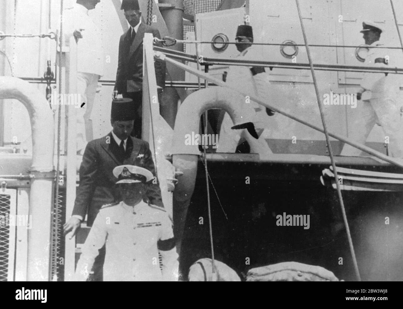 Le roi Farouk inspecte les navires de guerre de la flotte britannique à Alexandria . Le roi Farouk d'Égypte a regardé les navires de la flotte méditerranéenne de Grande-Bretagne passer en revue lorsqu'il a effectué une visite d'inspection à la reine Elizabeth , le navire amiral Sir Dudley Pound , à Alexandrie . Après la visite du roi Farouk, la flotte a quitté le port pour des manœuvres . Photos : le roi Farouk avec l'amiral Sir Dudley Pound à bord de la reine Elizabeth à Alexandrie . 28 juillet 1936 Banque D'Images