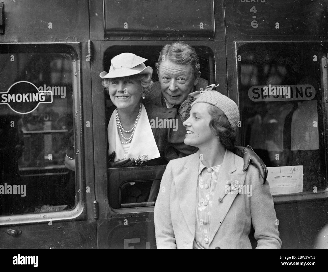 Sir Seymour et Lady Hicks vers l'Afrique du Sud . Sir Seymour Hicks , l' acteur , accompagné de Lady Hicks , a quitté la gare de Waterloo sur le train à bateaux du château de Stirling pour une visite théâtrale de l' Afrique du Sud . Photos : Sir Seymour et Lady Hicks avec leur fille , Mlle Betty Hicks , à Waterloo . 21 août 1936 Banque D'Images