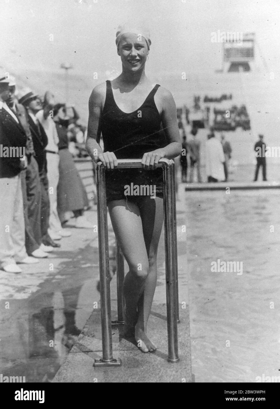 Le plus jeune membre de l équipe olympique de plongée de l Amérique . Treize - année - Marjorie Gestring de Los Angeles , le plus jeune membre de l'équipe de plongée de l'Amérique pour les Jeux Olympiques de 1936 , met en pratique avec d'autres membres à Berlin avant l'ouverture des Jeux de la semaine prochaine . Dans l'épreuve olympique - dehors tenu à New York , Majorie a terminé deuxième , seulement un - dixième d'un point derrière le gagnant . Photos : Margorie Gchaîne souriante venant de la piscine du stade après une plongée pratique . 31 juillet 1936 Banque D'Images