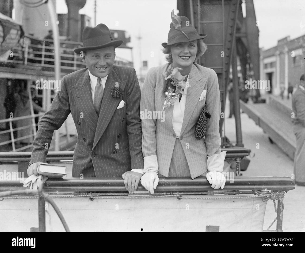 Evelyn Laye et son mari sont arrivés d'Amérique . Evelyn Laye , l'actrice de comédie musicale et son mari, Frank Lawton , la scène et acteur de cinéma , sont arrivés à Southampton à bord de l' Europa après un long séjour aux Etats-Unis . A l'arrivée Mlle Laye a dit ' il n'y a pas de vérité dans l'histoire de Frank et moi Holly Hollywood parce que nous avions peur d'être subpoentés pour donner des preuves dans l'affaire Mary Astor . Je ne connais rien de leur vie privée . Photos , Evelyn Laye et un mari , Frank Lawton , à l'arrivée à Southampton . 14 août 1936 Banque D'Images