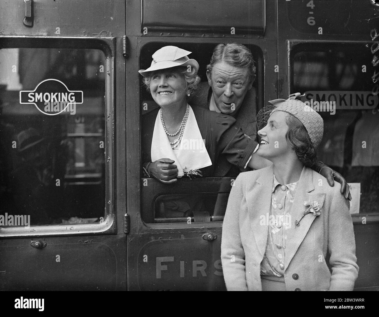 Sir Seymour et Lady Hicks vers l'Afrique du Sud . Sir Seymour Hicks , l' acteur , accompagné de Lady Hicks , a quitté la gare de Waterloo sur le train à bateaux du château de Stirling pour une visite théâtrale de l' Afrique du Sud . Photos : Sir Seymour et Lady Hicks avec leur fille , Mlle Betty Hicks , à Waterloo . 21 août 1936 Banque D'Images