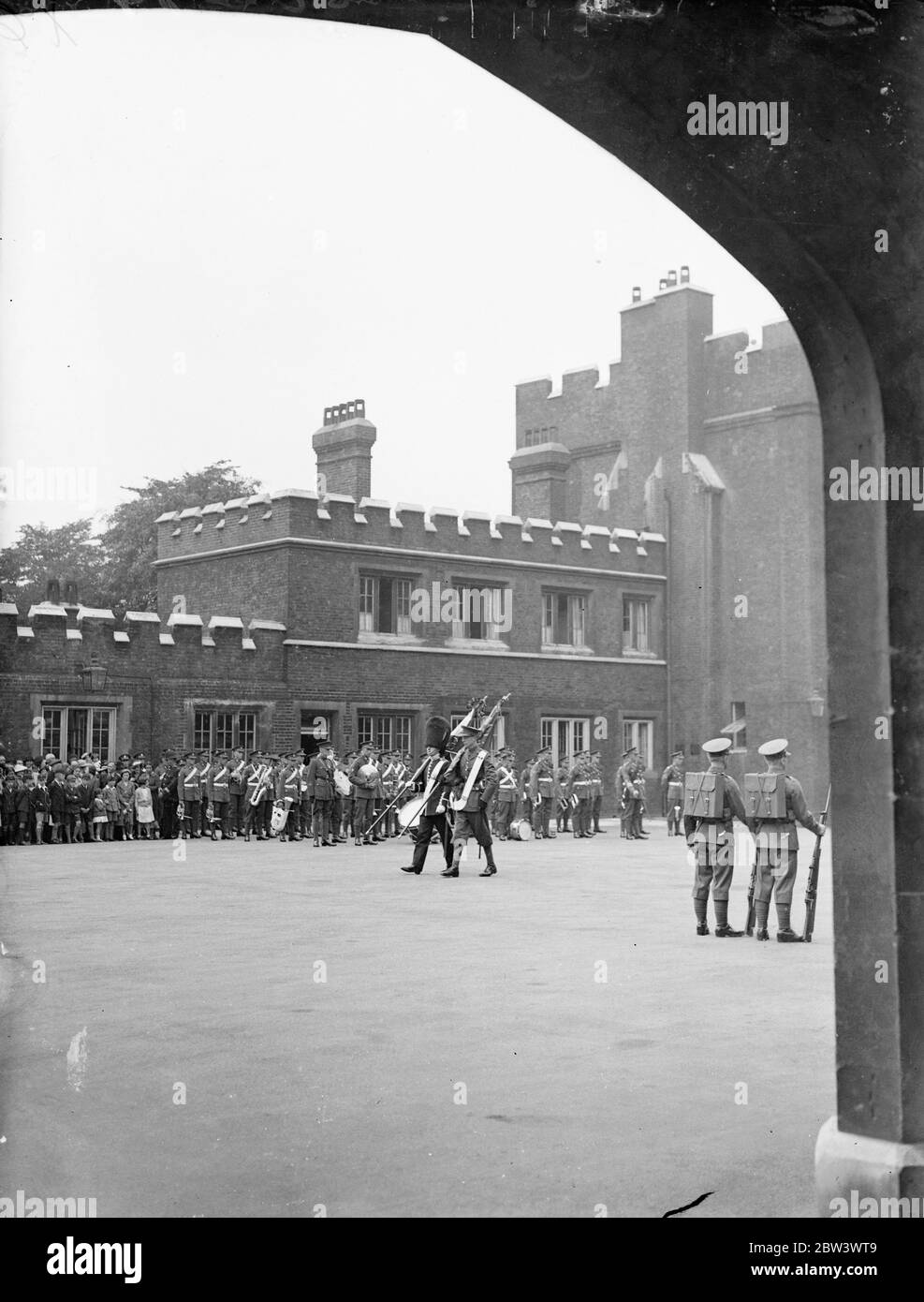 Somerset Light infanterie prendre le contrôle de la garde aux Palais . Somerset Light infanterie a quitté les casernes de Chelsea pour prendre le service de garde au Palais Royal afin que les gardes puissent faire des manoeuvres . L'année dernière, le Somerset a célébré son 250e anniversaire . Photos , les couleurs de l'infanterie légère Somerset aux couleurs des Grenadier Guards , qu'ils soulagent , étant perlées au Palais Saint-Jacques . 13 août 1936 Banque D'Images