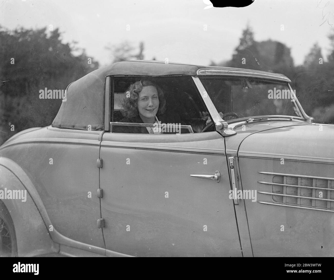 Mme . Beryl Markham de l'autre côté . Mme . Beryl Markham , l'aviatrice britannique , est maintenant signalée pour passer au-dessus du Maine escortée par des avions américains à sa dernière étape de son vol d'Abingdon ( Berks) à New York elle est la première femme à traverser l'atlantique seul d'est en ouest . Photos : UNE nouvelle photo de Mme . Beryl Markham au volant de sa voiture . [ Date des nouvelles pas de photo ] 5 sept 1936 Banque D'Images