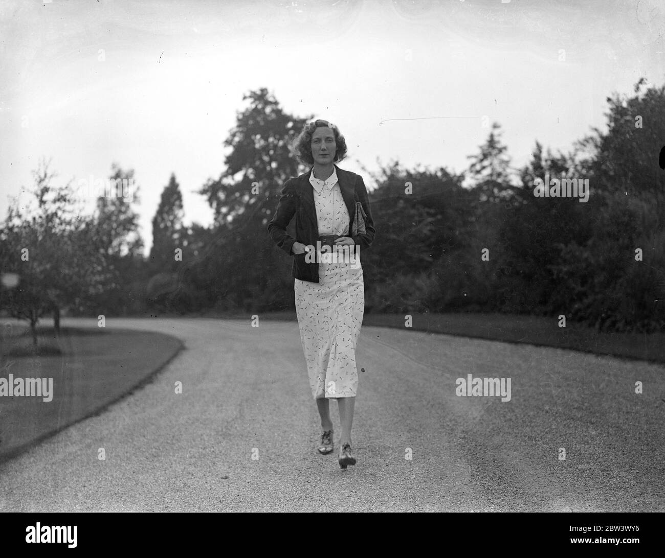 Mme . Beryl Markham de l'autre côté . Mme . Beryl Markham , l'aviatrice britannique , est maintenant signalée pour passer au-dessus du Maine escortée par des avions américains à sa dernière étape de son vol d'Abingdon ( Berks) à New York elle est la première femme à traverser l'atlantique seul d'est en ouest . Photos : UNE nouvelle photo de Mme . Beryl Markham à Londres . [ Date des nouvelles pas de photo ] 5 sept 1936 Banque D'Images