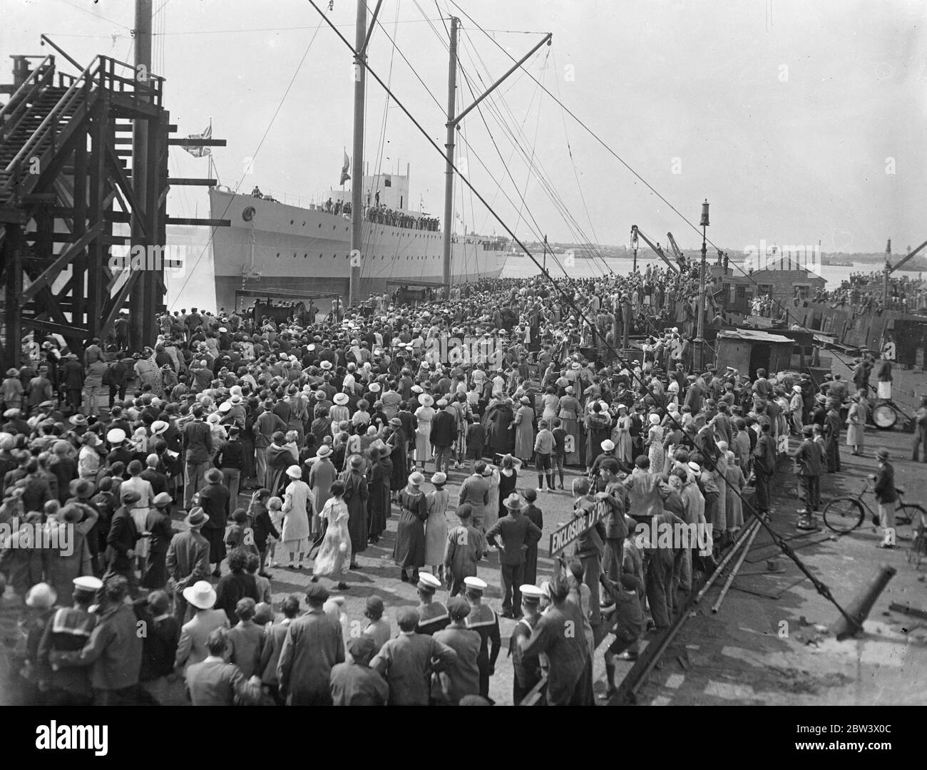 Les grandes foules de vacances voient le lancement de New Cruiser à Portsmouth . L'Aurora , quatrième des croiseurs légers de la classe Arethusa , a été lancé au chantier naval de Portsmouth par Lady Fisher , épouse de l'amiral Sir William Fisher . Les Aurors seront de 5,200 tonnes avec une vitesse prévue de 32 1/4 noeuds . Son armement comprendra 6 in . , huit 4 dans anti - avion et 16 plus petits canons , avec six tubes de torpille . Photos : UNE vue générale de l'immense foule de vacanciers qui ont regardé le lancement . 20 août 1936 Banque D'Images