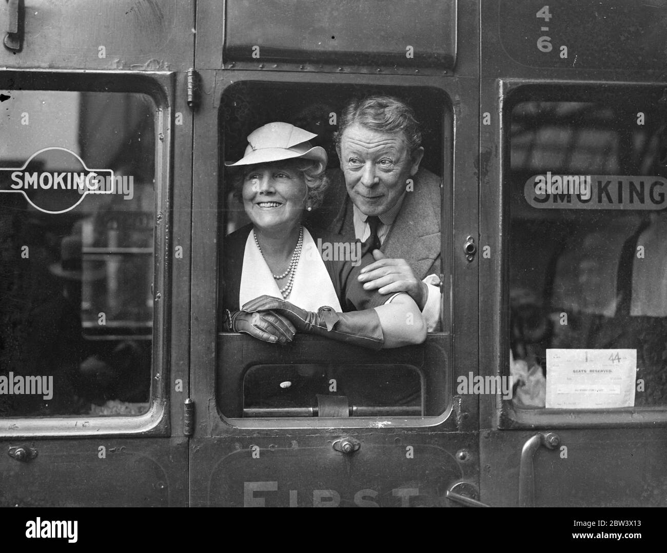 Sir Seymour et Lady Hicks vers l'Afrique du Sud . Sir Seymour Hicks , l' acteur , accompagné de Lady Hicks , a quitté la gare de Waterloo sur le train à bateaux du château de Stirling pour une visite théâtrale de l' Afrique du Sud . Photos : Sir Seymour et Lady Hicks à Waterloo . 21 août 1936 Banque D'Images