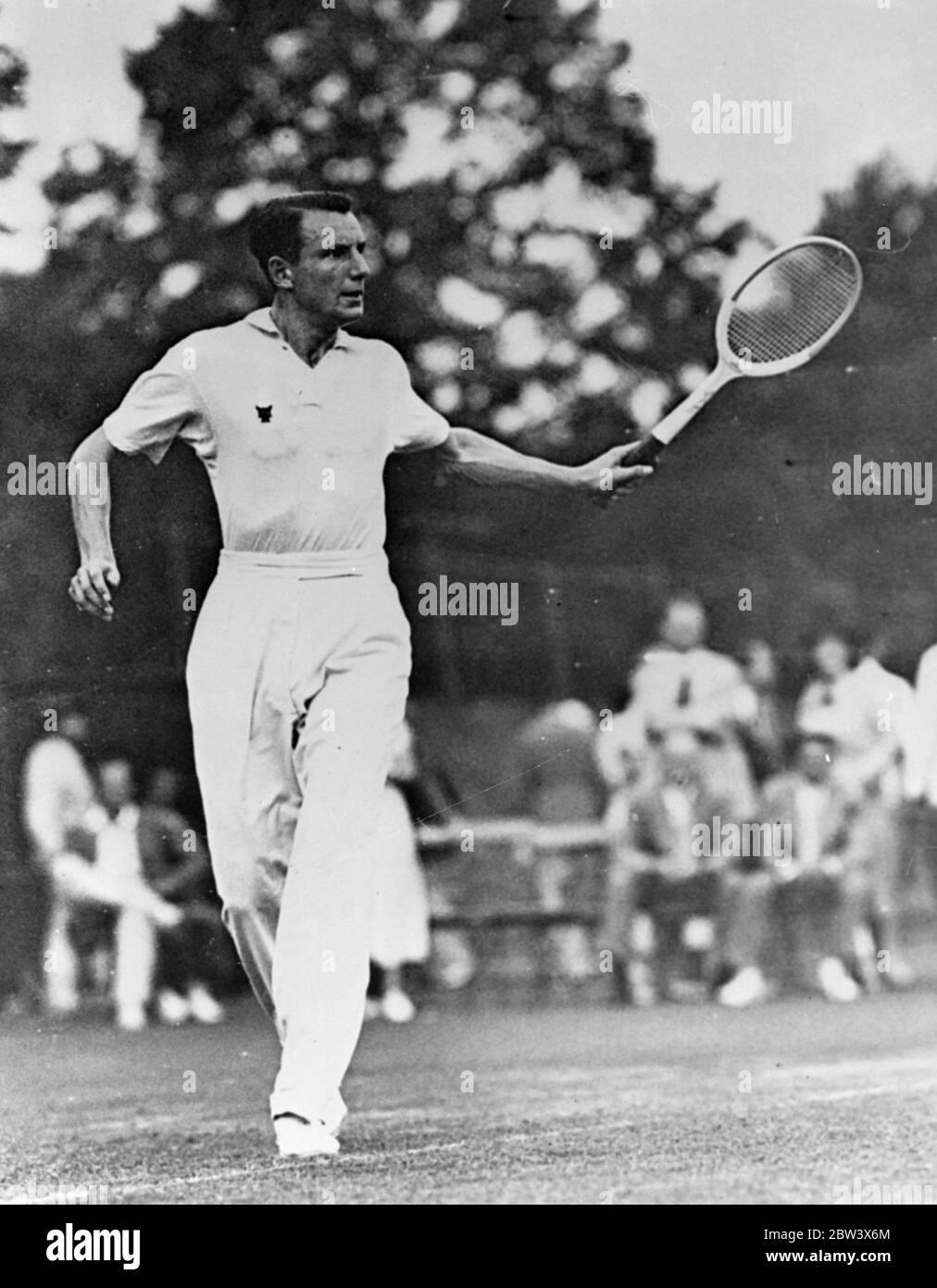 Fred Perry d'Angleterre , photographié en action lors d'une exposition double match au West Chester Country Club , Rye , New York . 15 août . Il a été associé à Wilmer Allison contre Donald Budge et Frank A Parker . 15 août 1936 Légende originale de négatif Banque D'Images