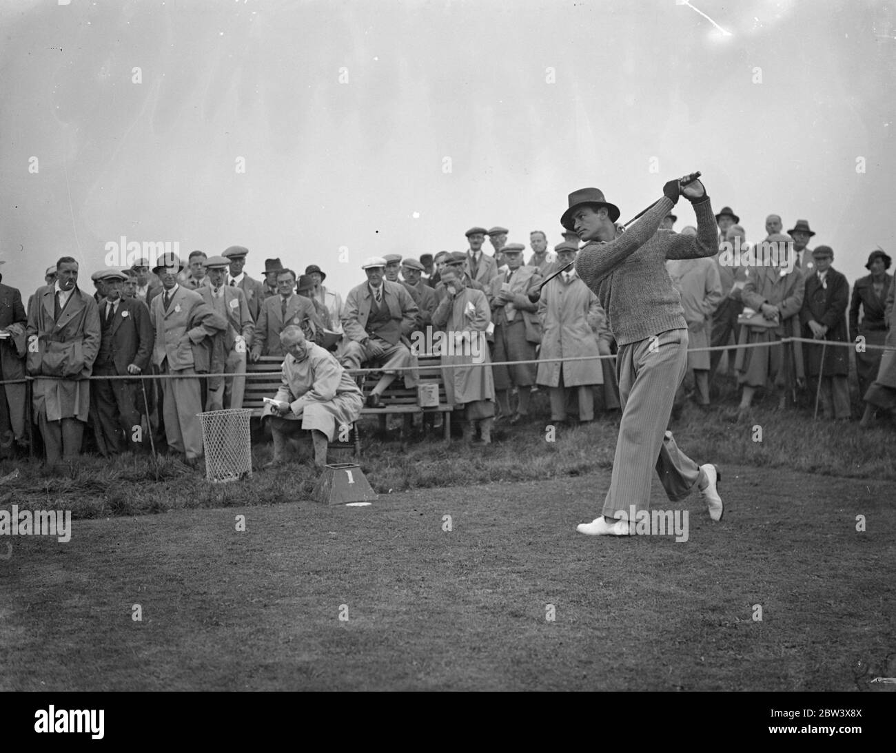 Concurrent américain dans le grand tournoi de golf professionnel . Les golfeurs de premier plan sont en compétition dans les championnats professionnels de match d'une valeur de 1250 £ à Oxhey , Herts . Photos montre , Joe Ezar ( Texas , USA ) en voiture du premier tee dans son match contre S L King ( Knole Park ) . 15 septembre 1936 Banque D'Images