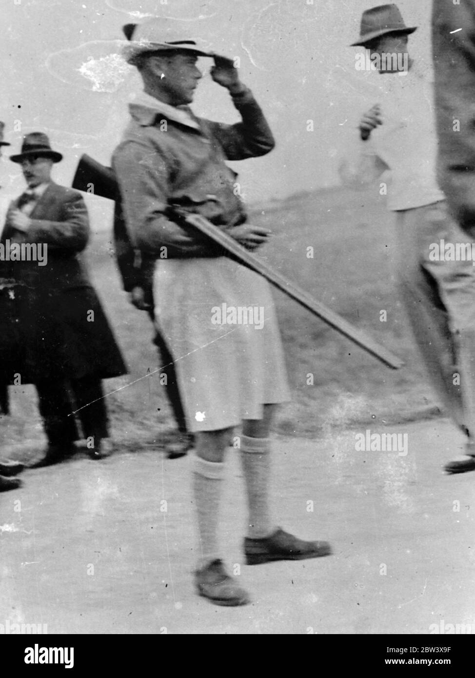 Le roi prend une tourte en costume autrichien. Portant le costume national avec chapeau à plumes et pantalon court, le roi Edward VIII a pris une tourte en Basse-Autriche et a fixé un bon sac. Spectacles photo : le roi Edward en costume national lors de la séance photo. 12 septembre 1936 Banque D'Images