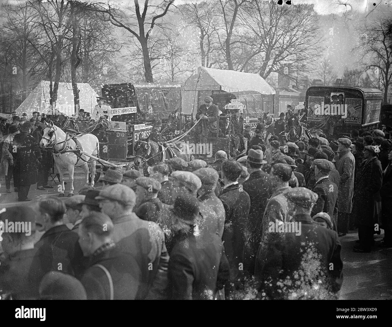 Cinq cent trente chevaux de minibus ont participé au Grand Parade des chevaux de minibus de Londres du lundi de Pâques dans le cercle intérieur, Regents Park. Photos : une vue générale du jury. 29 mars 1937 Banque D'Images
